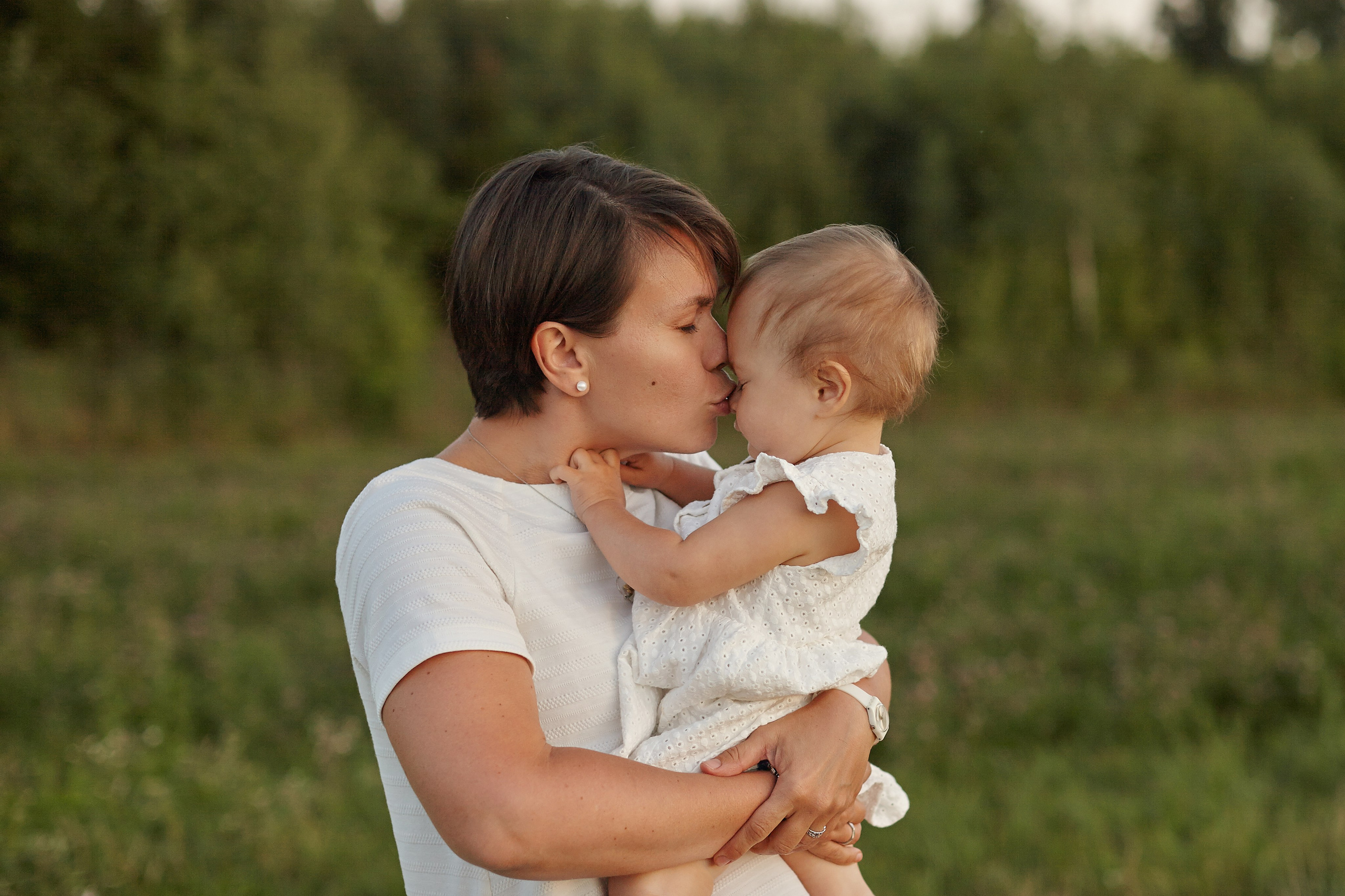 Мама с дочкой в поле на закате. Фотограф Ольга Ефремова