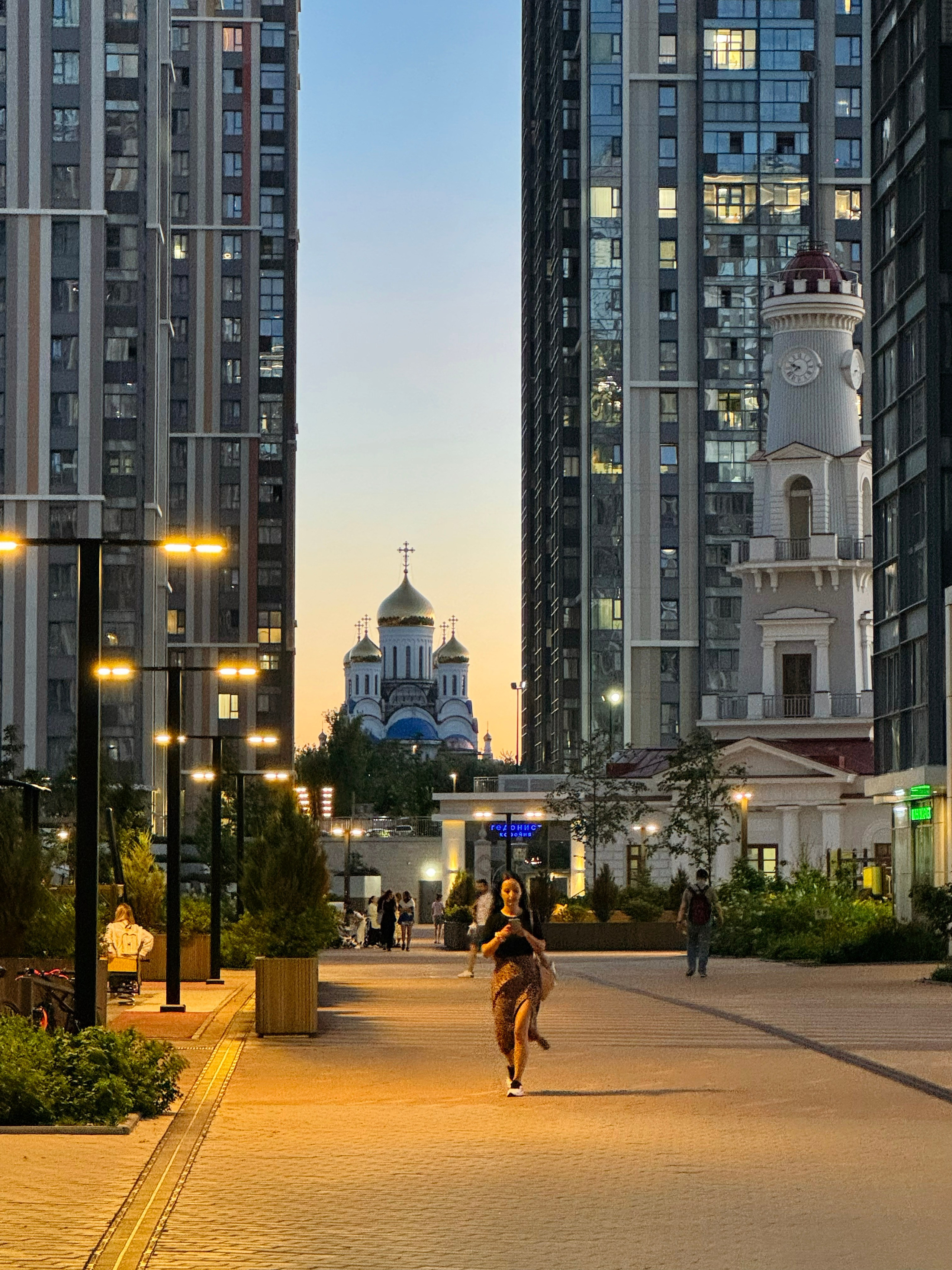 Красивый закат в жилом квартале: церковь, девушка, закат, суконная мануфактура в Свиблово