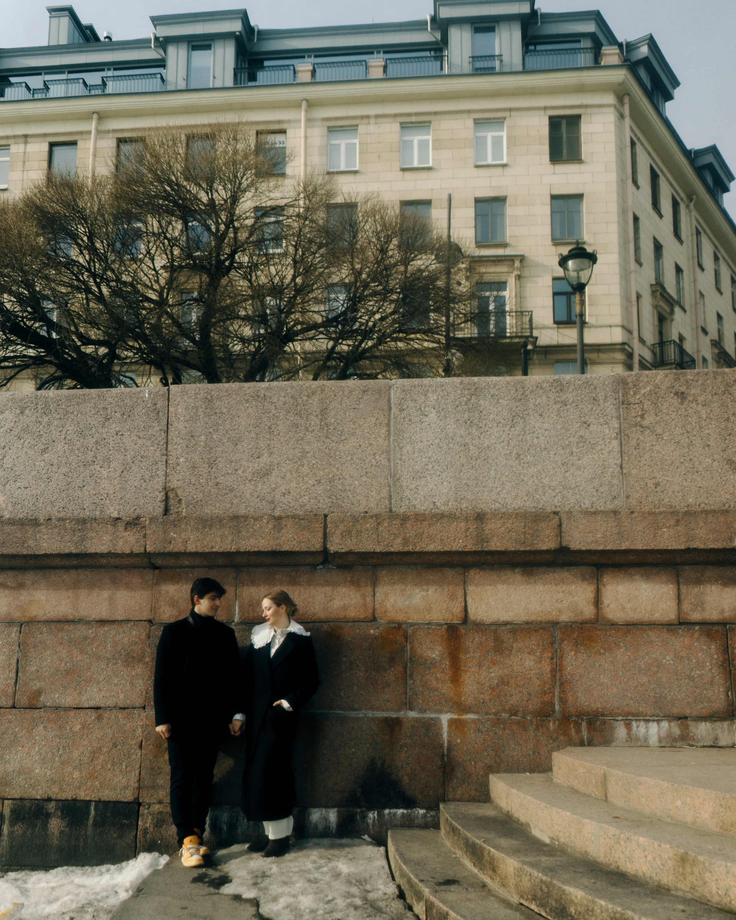 Авторская фотосессия пары в Санкт-Петербурге, влюбленные у набережной и старинной архитектуры, художественная love story съемка в городской эстетике