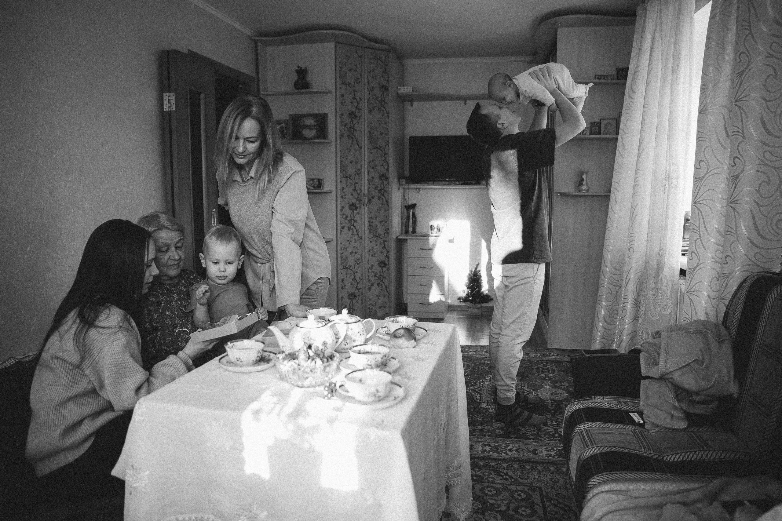 Семейная фотосессия домашняя фотосессия бабушка в гостях у бабушки. Фотограф Владимир Москва