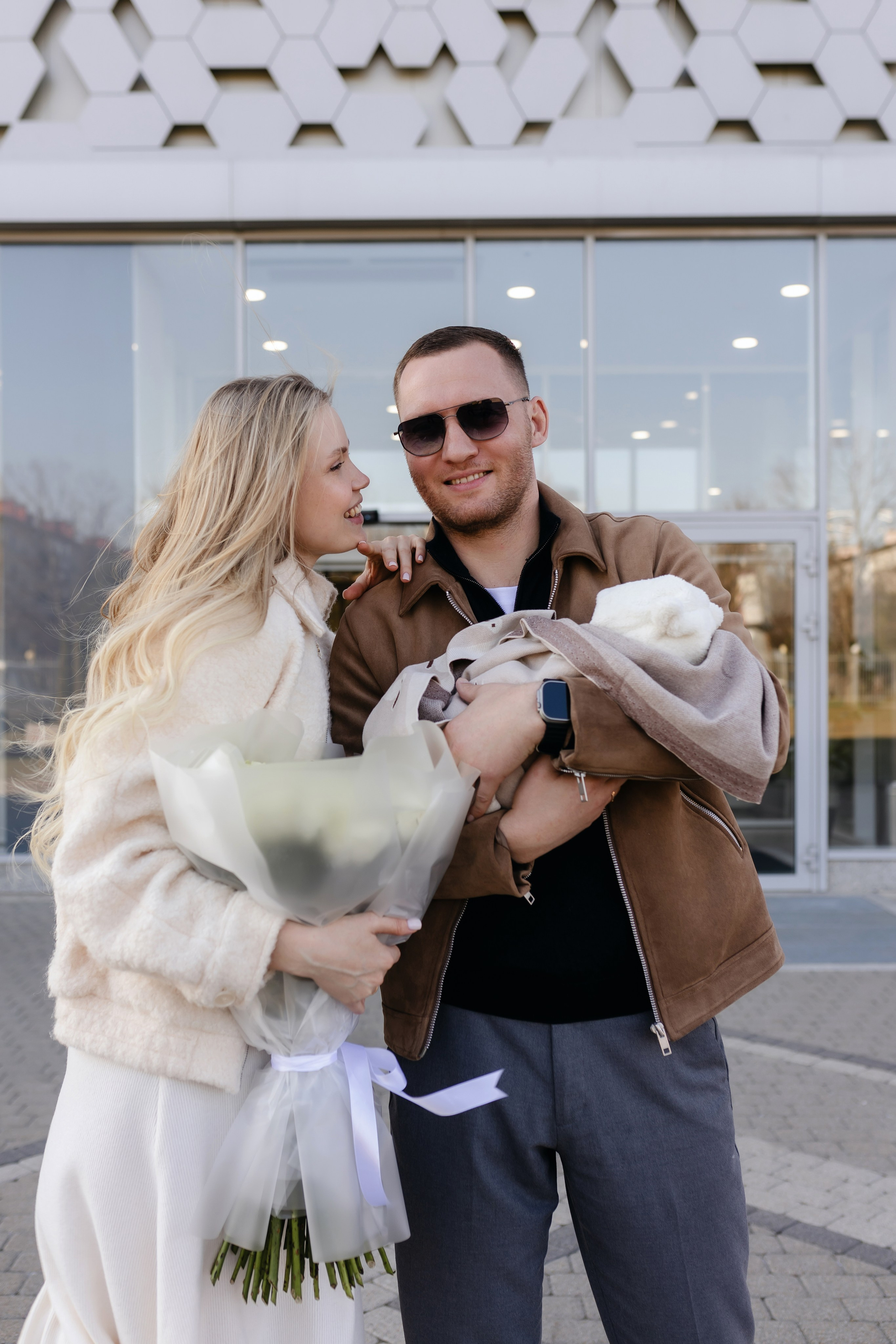 Фотограф на выписку из роддома в Краснодаре, выписка из Екатерининского роддома, фотограф Яна Морева. Семейный фотограф в Краснодаре Яна Морева