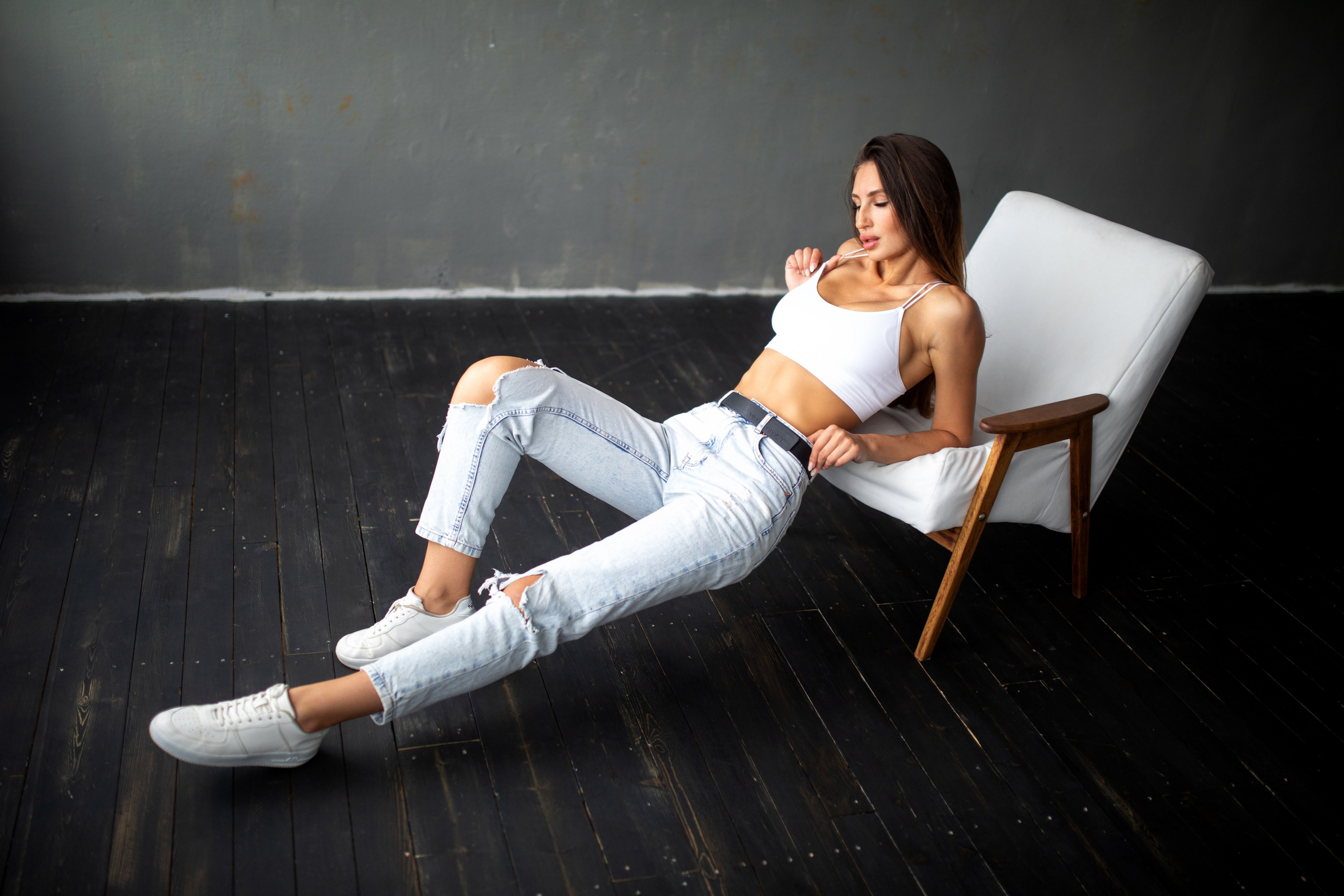 Съемка с Викторией в студии с минимальным интерьером в формате для «себя»