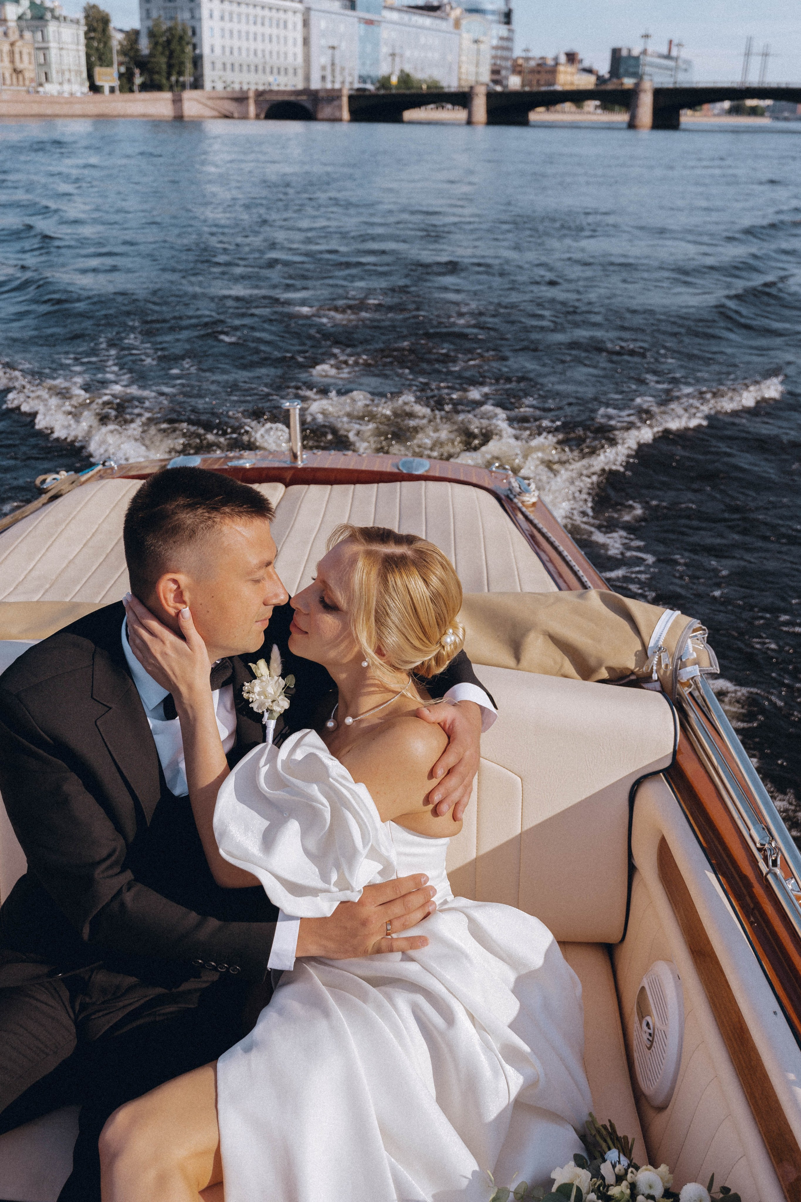 СВАДЕНБНАЯ СЬЕМКА НА КАТЕРЕ ПО КАНАЛАМ САНКТ-ПЕТЕРБУРГА И В АКВАТОРИИ НЕВЫ. Профессиональный фотограф, Санкт-Петербург — Виктория Богомолова