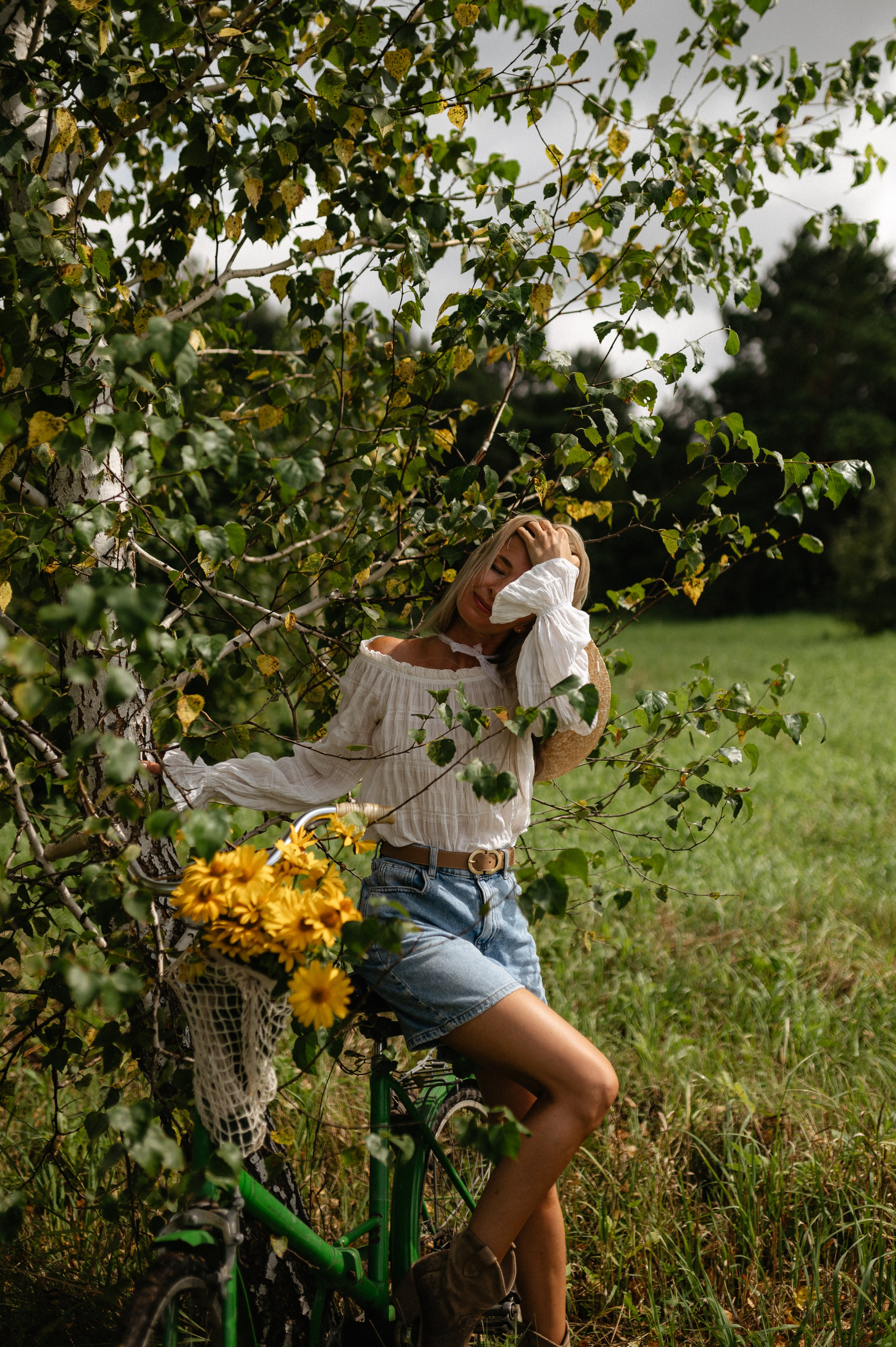 В поле с велосипедом. Главная