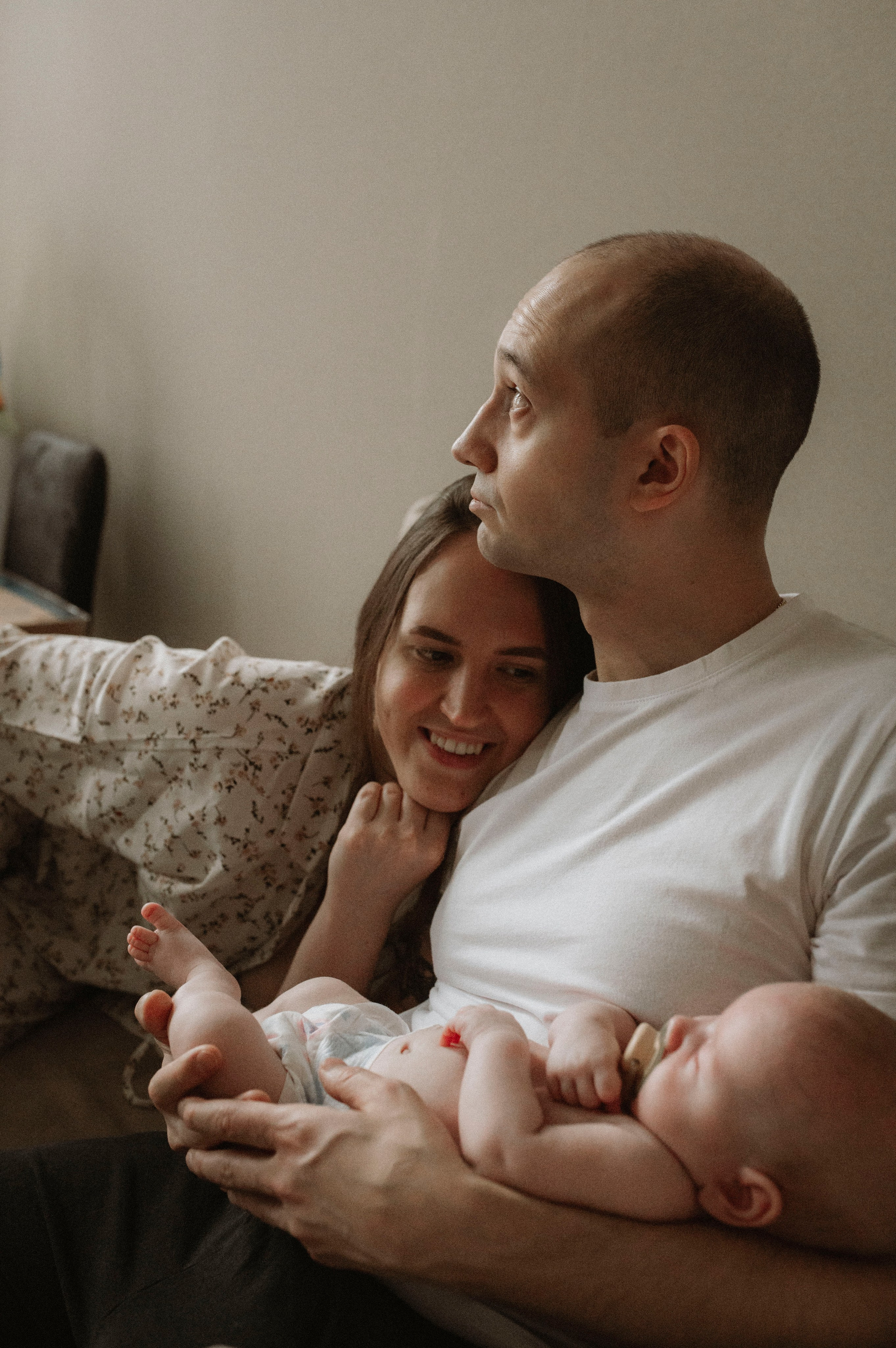 Семейная домашняя фотосессия. Профессиональный фотограф беременности в СПБ. Стильные фотосессии беременности в стиле минимализм и классическая фотография