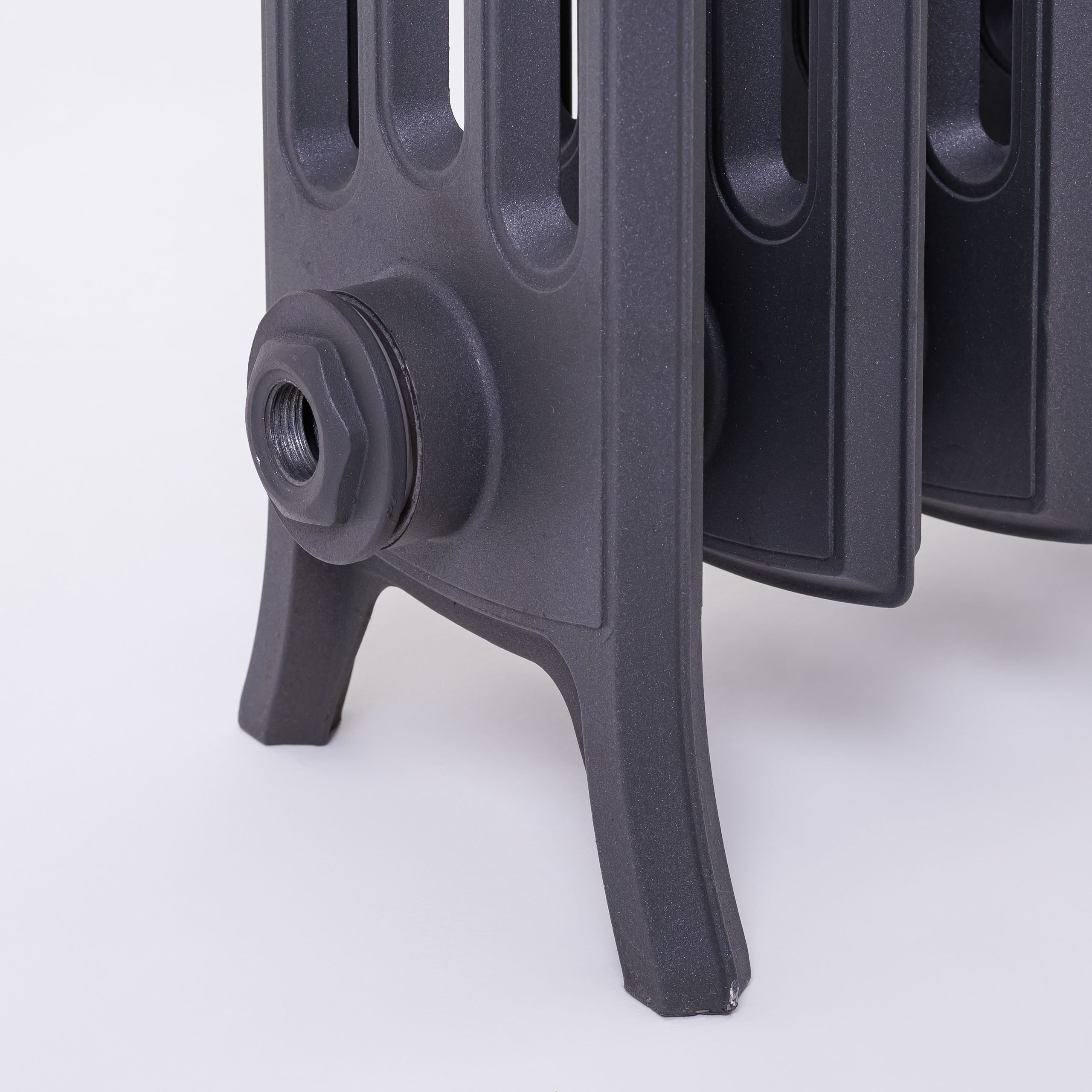 Предметные фотографии дизайнерских радиаторов отопления в стиле ретро