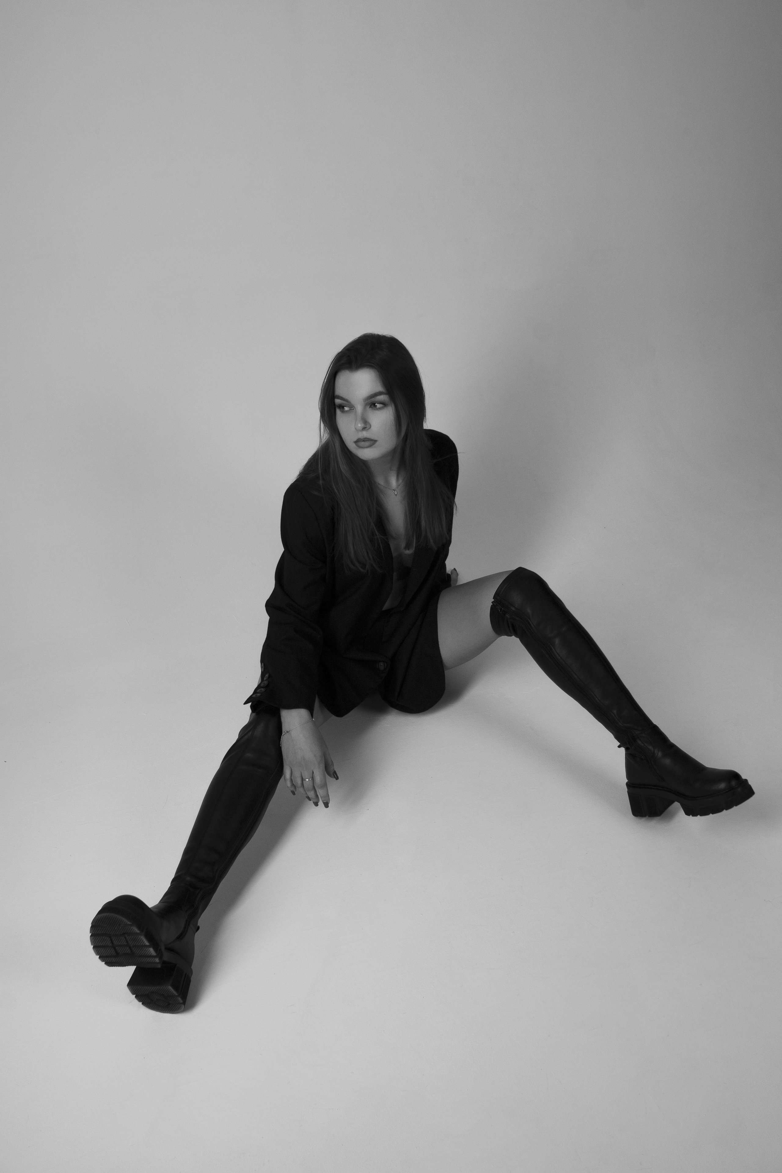 Черно-белая фотосессия в студии в темном ключе. Фотограф Наталья Воронина Москва