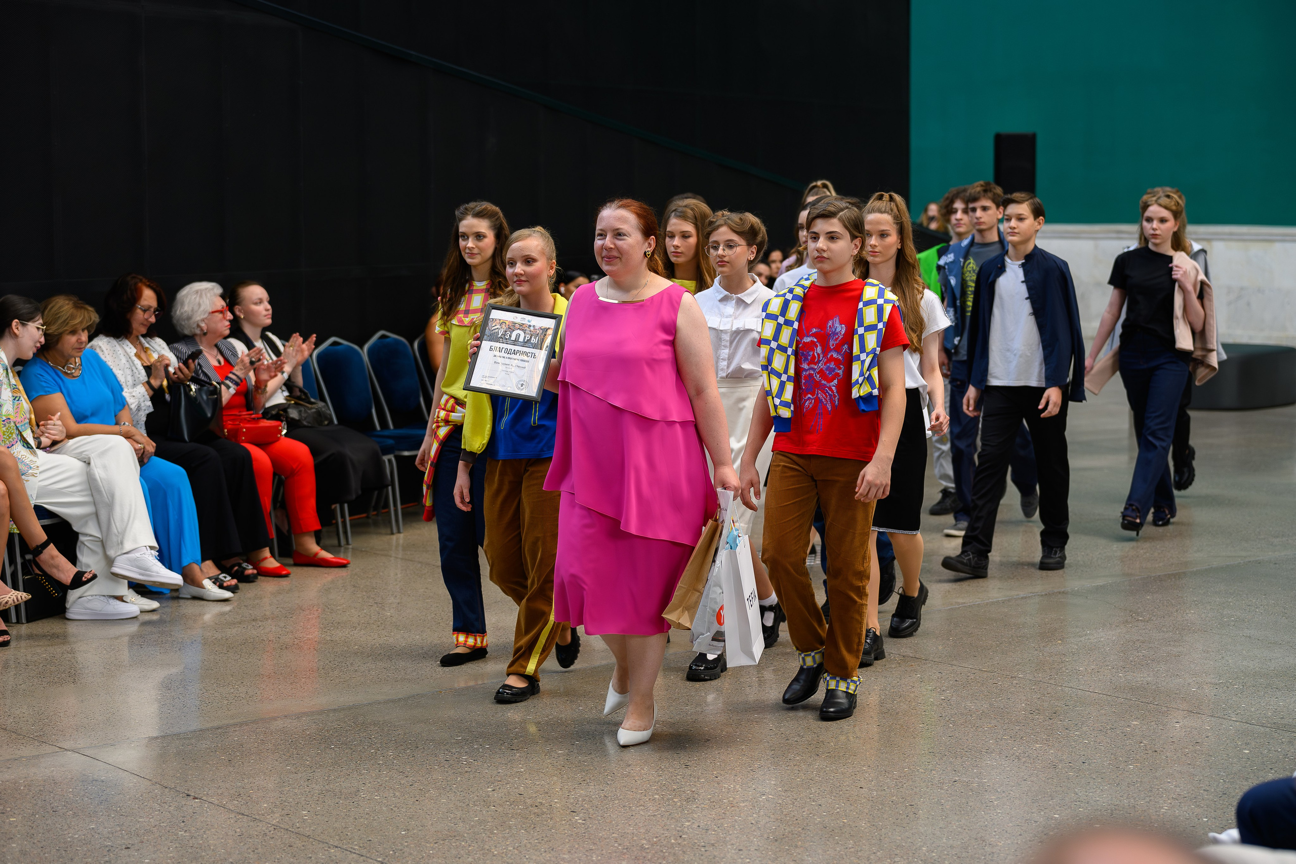 Репортажная фотосъемка Дефиле / Показ мод в Москве. Интерьерный & Репортажный фотограф Озеров Денис, г. Москва