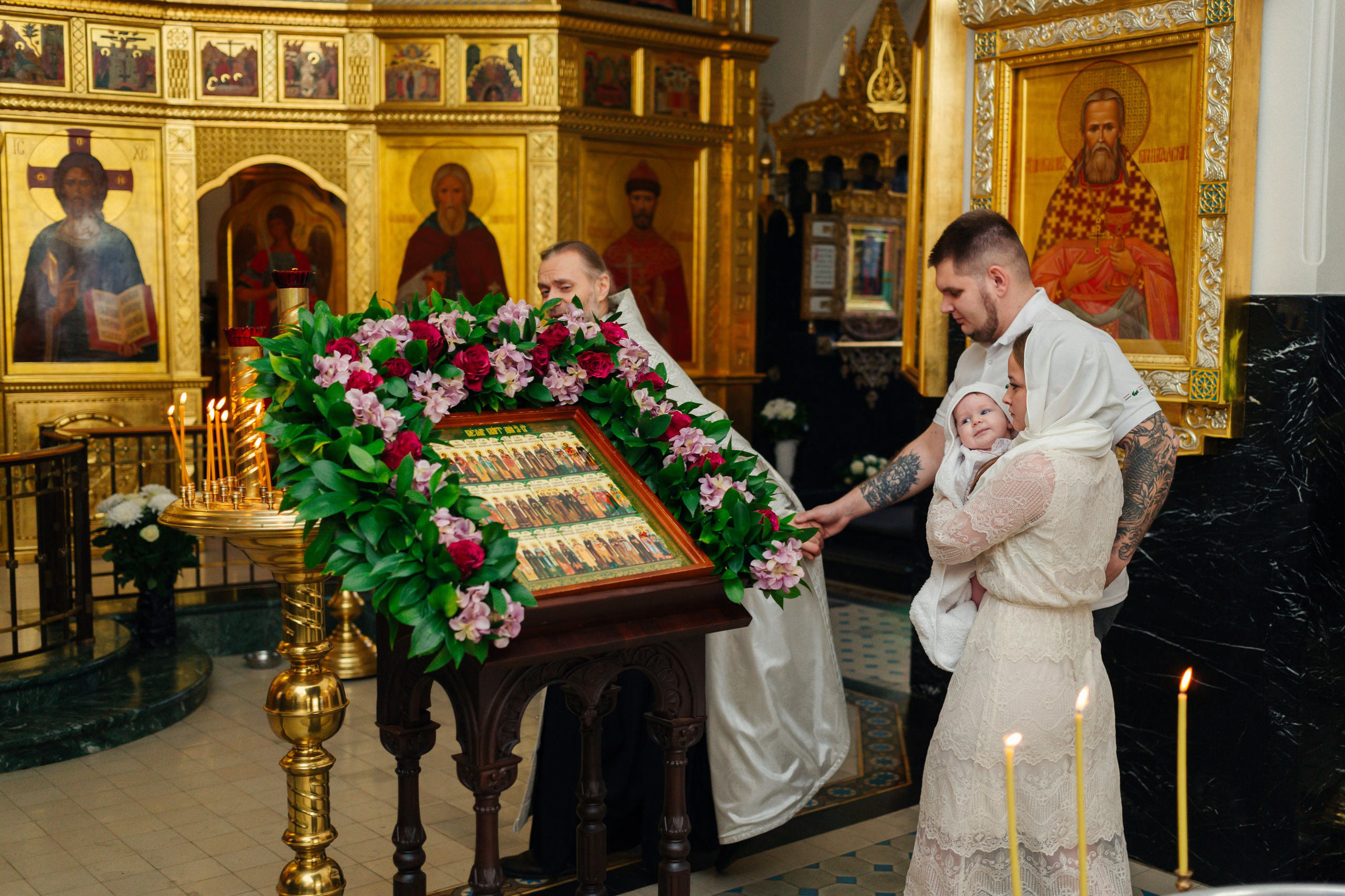 Сравнение критериев: в каком храме лучше крестить ребенка — атмосфера, расположение, правила, Современная крестильная купель для полного погружения. На что обратить внимание при выборе храма, Вместительный и светлый зал храма — ключевой фактор при выборе места для крещения с большим числом гостей, купель в храме Невского района Санкт-Петербурга