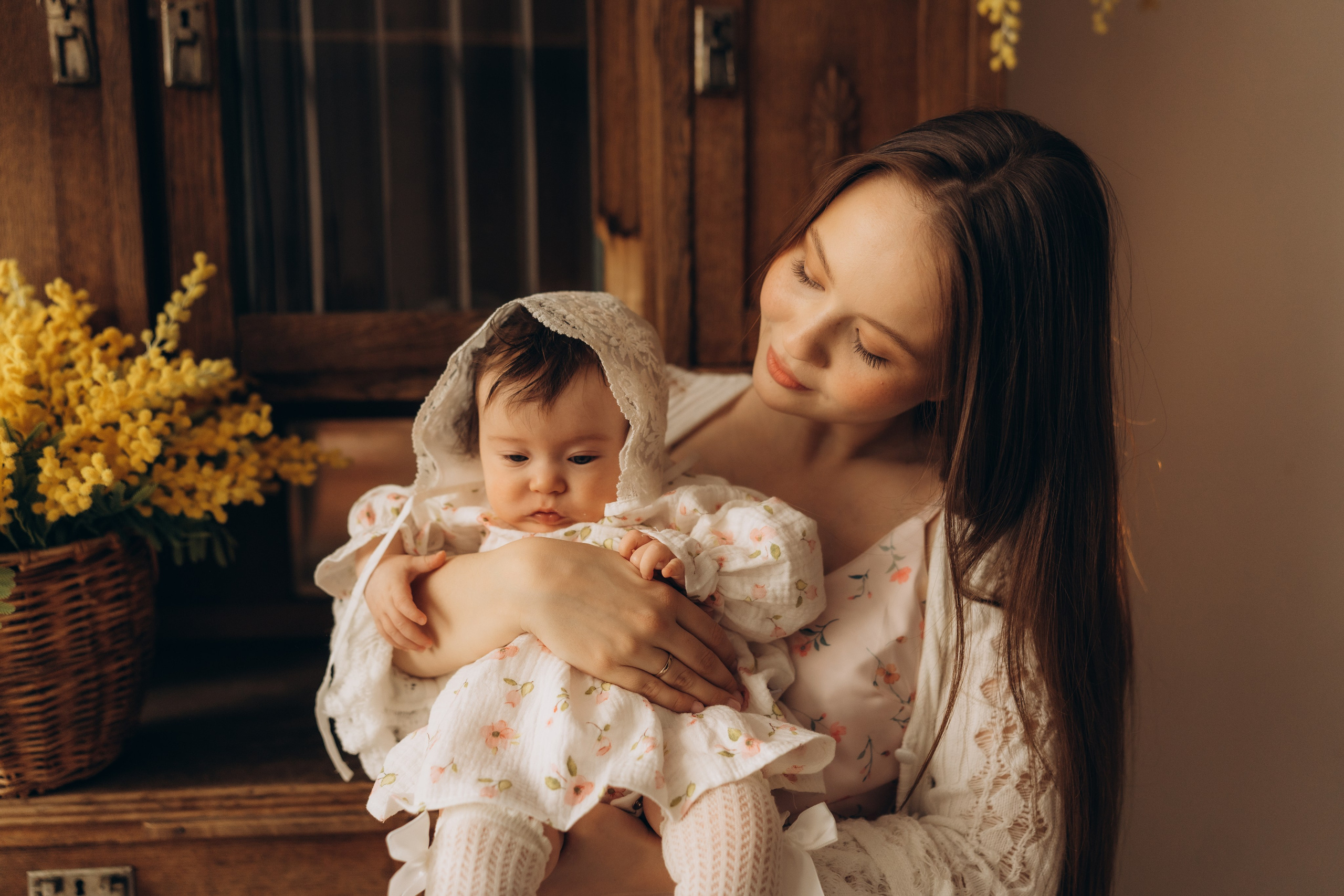 Мама с дочкой и мимозы. Семейный фотограф в Казани