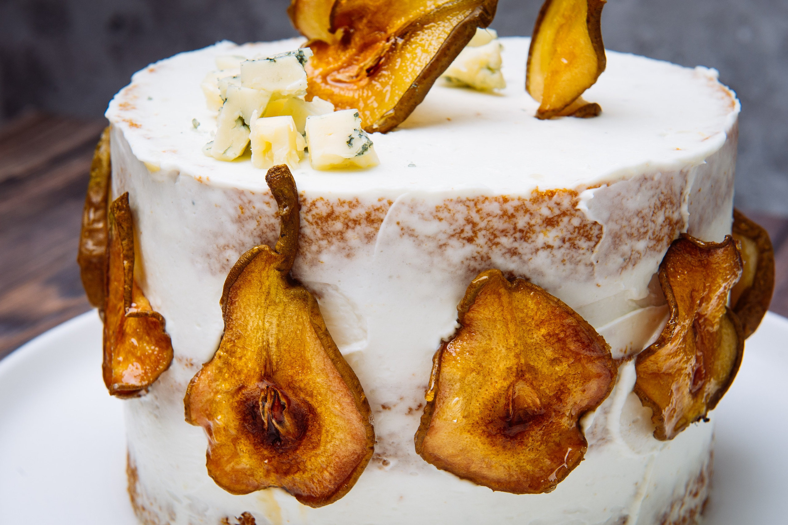 Грушевый торт. Ванильный бисквит, пропитанный сиропом груши и натуральной ванили. Начинка из грушевого компоте (груша томленая с натуральной ванилью в сахарном сиропе), крем на основе крем-чиза, взбитых сливок и легкий шлейф утонченности в креме придает сыр с голубой плесенью Дор Блю. Это что-то невероятное. Торт очень нежный и легкий.