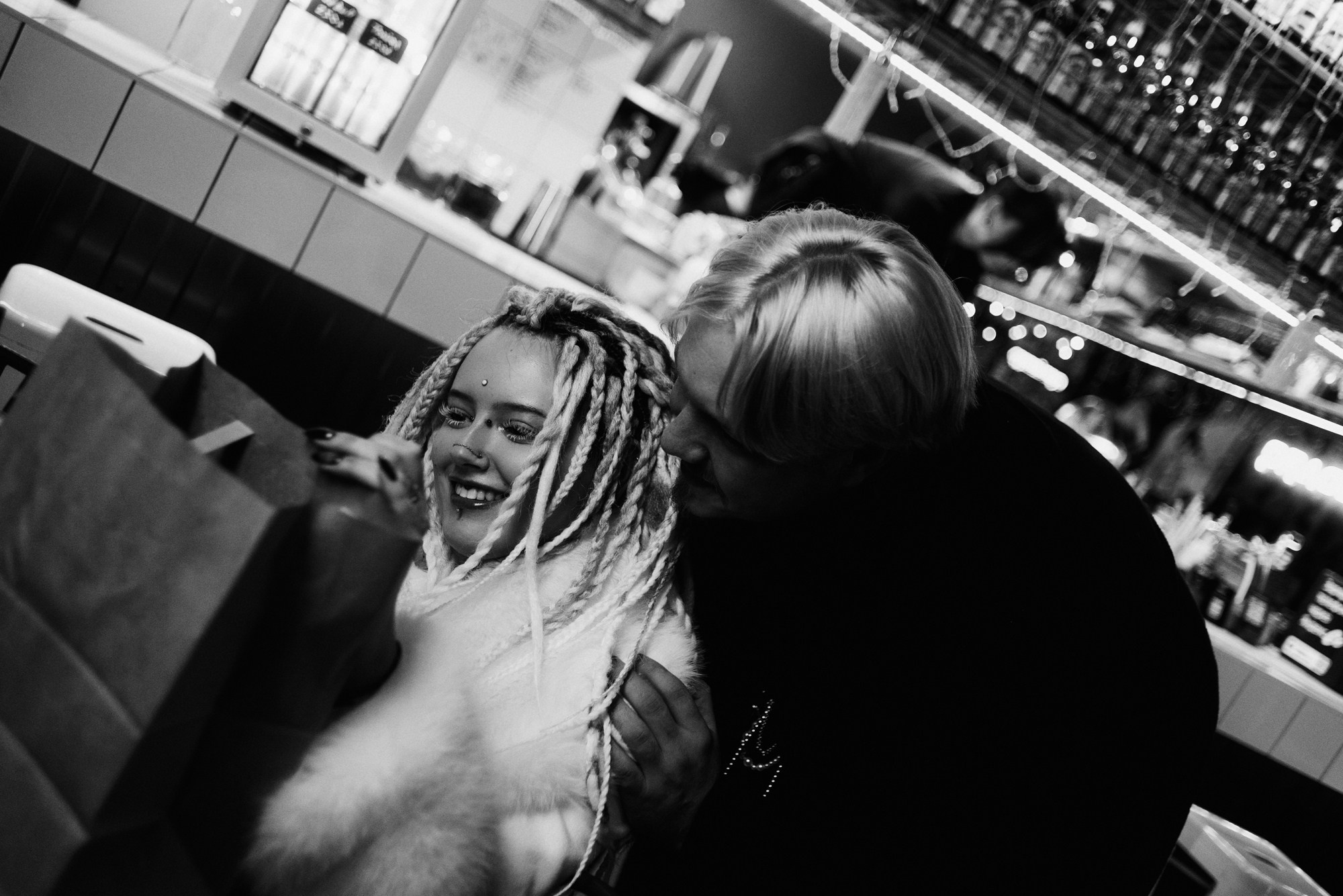 Свадьба для двоих в Тюмени — фотосессия в ЗАГСе, кафе и отеле. Портретный фотограф Тюмень Дарья Мустафина