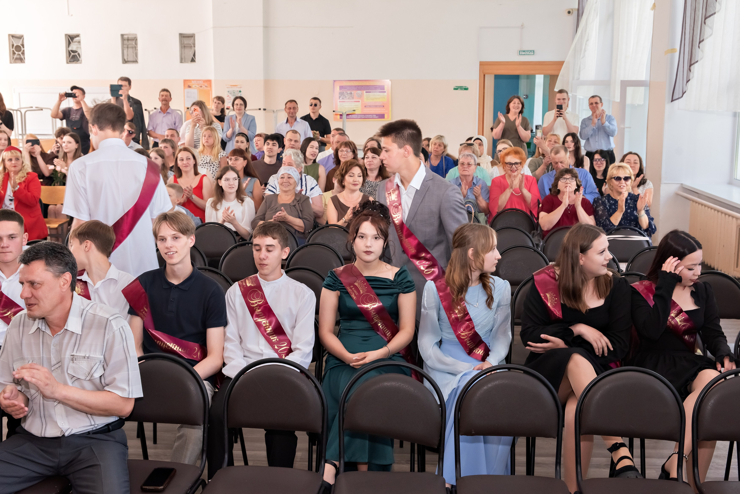 Выпускной школы № 3 вручение аттестатов в актовом зале. Свадебный и семейный фотограф в Кыштыме Челябинске Марина Шигапова