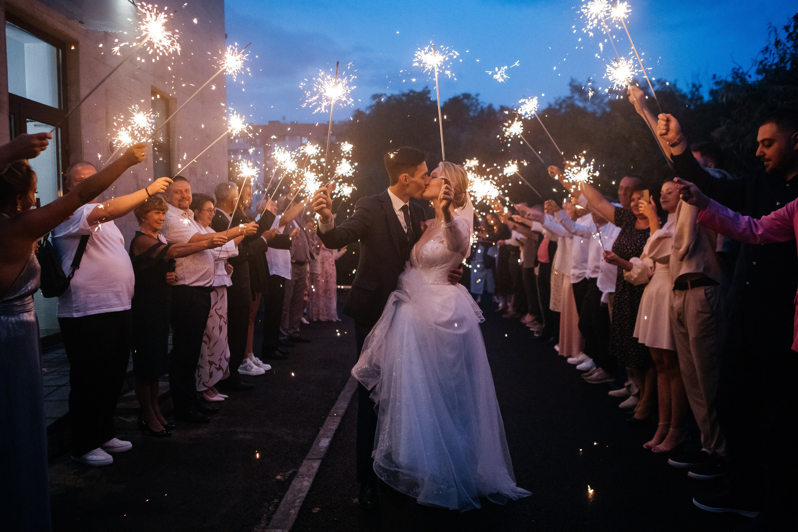 Евгения и Николай утренние сборы. Свадебный фотограф Виктория Чуйко Магнитогорск. Визуал для бизнеса