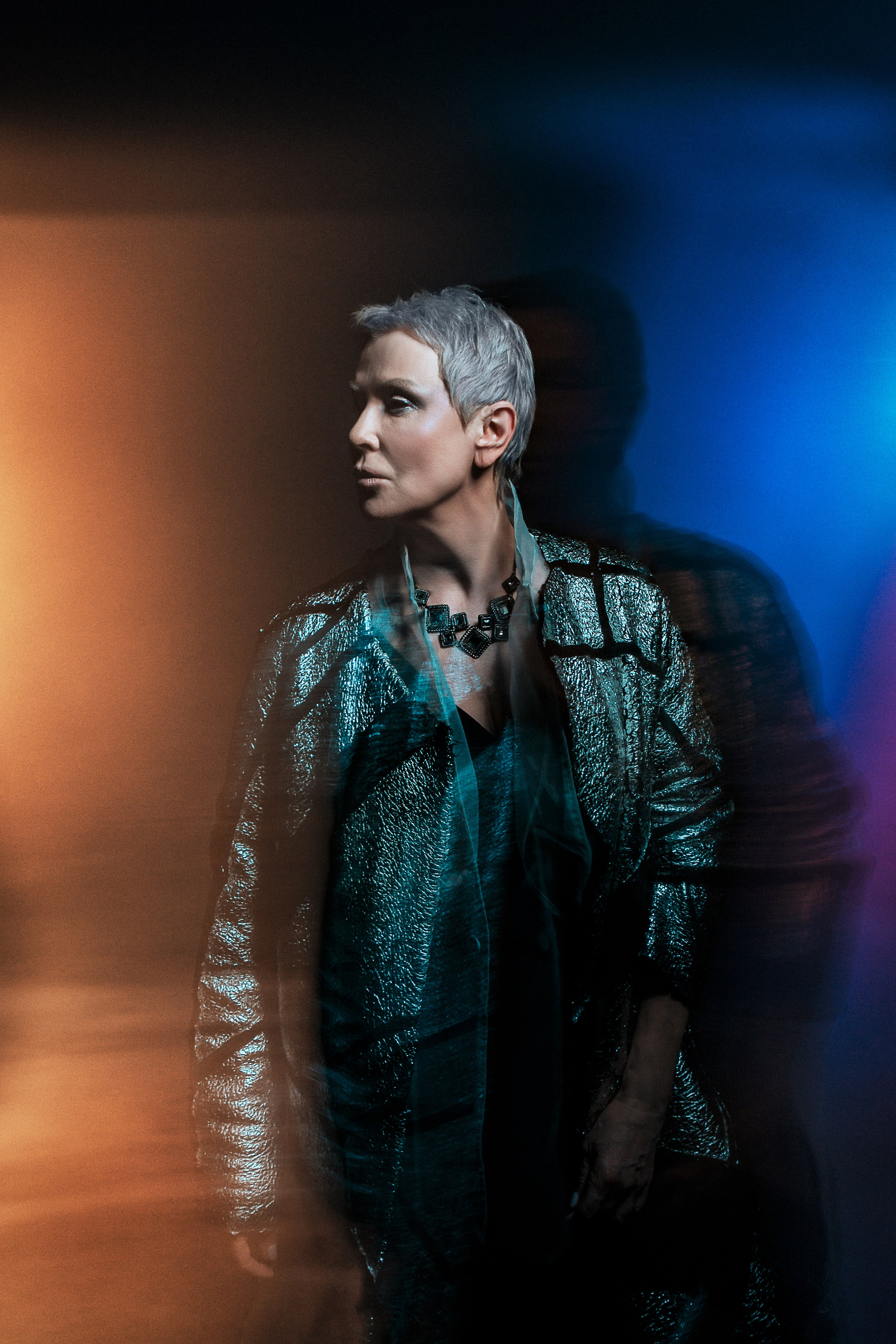 Яркая женщина на фотосессии в Петербурге, смешанный свет добавляет загадочности, воплощая современную Снежную Королеву