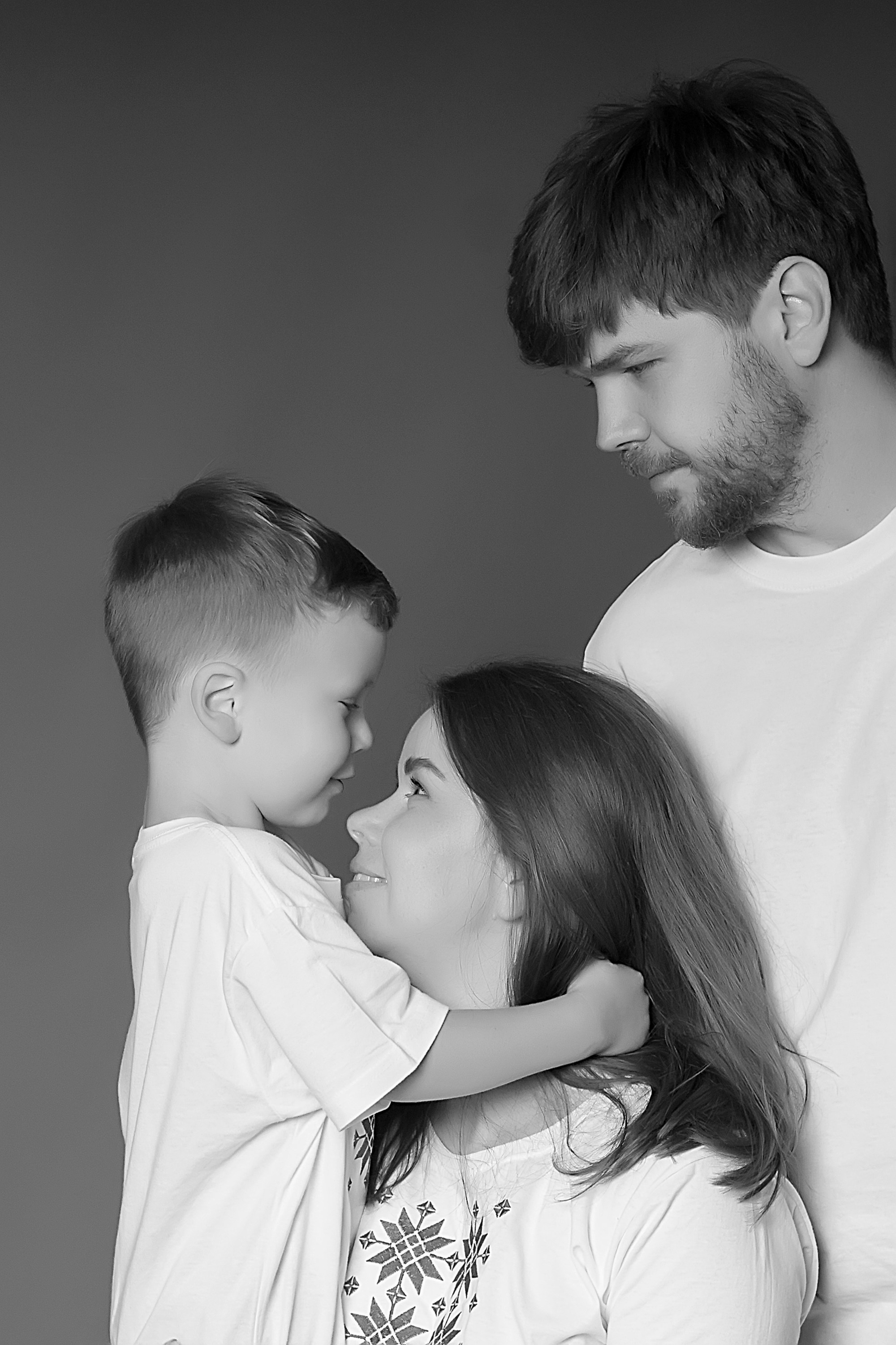 семья из трёх человек в студии