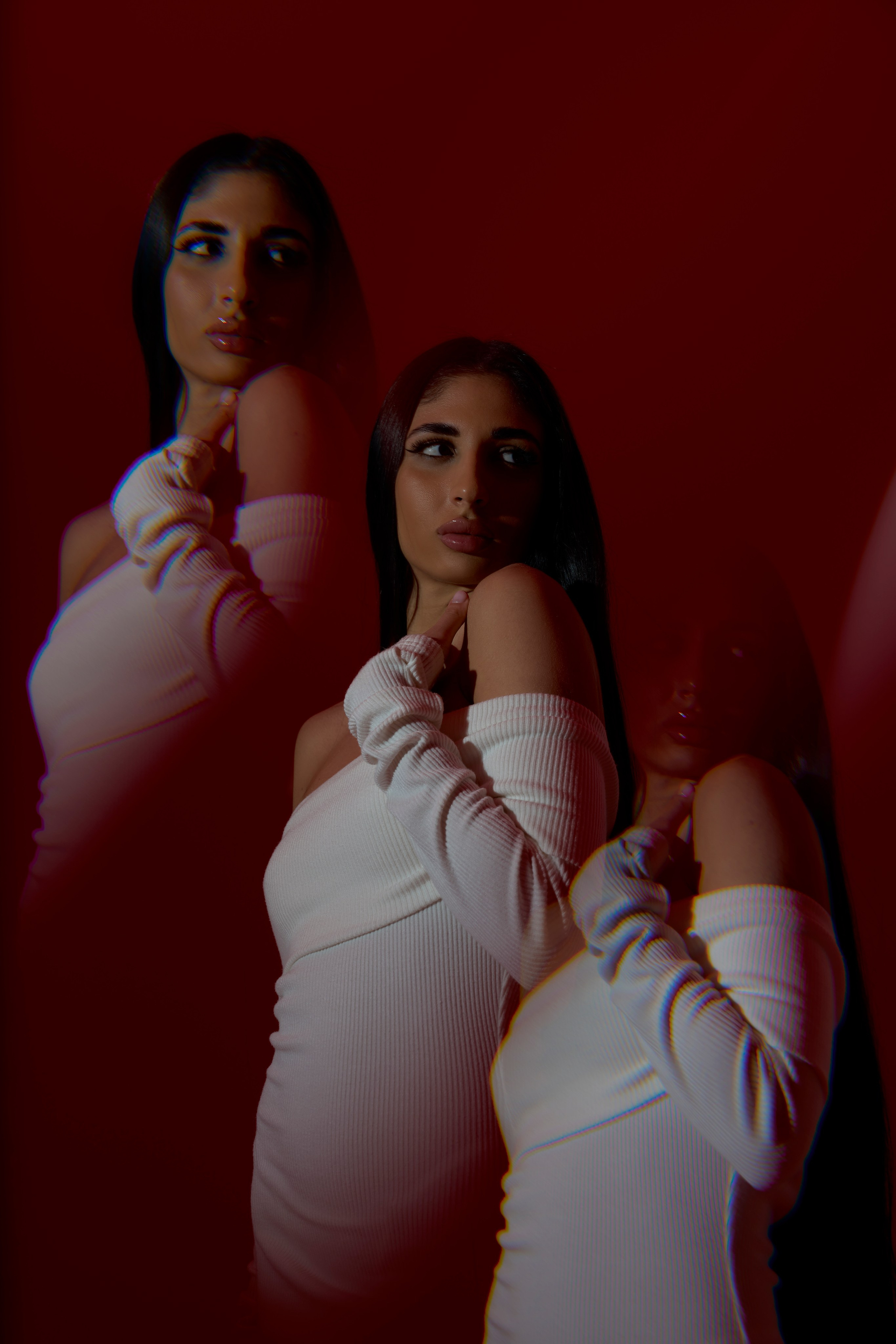 Креативная съёмка в Москве: двойной портрет девушки на красном фоне, экспериментальная fashion-фотосессия