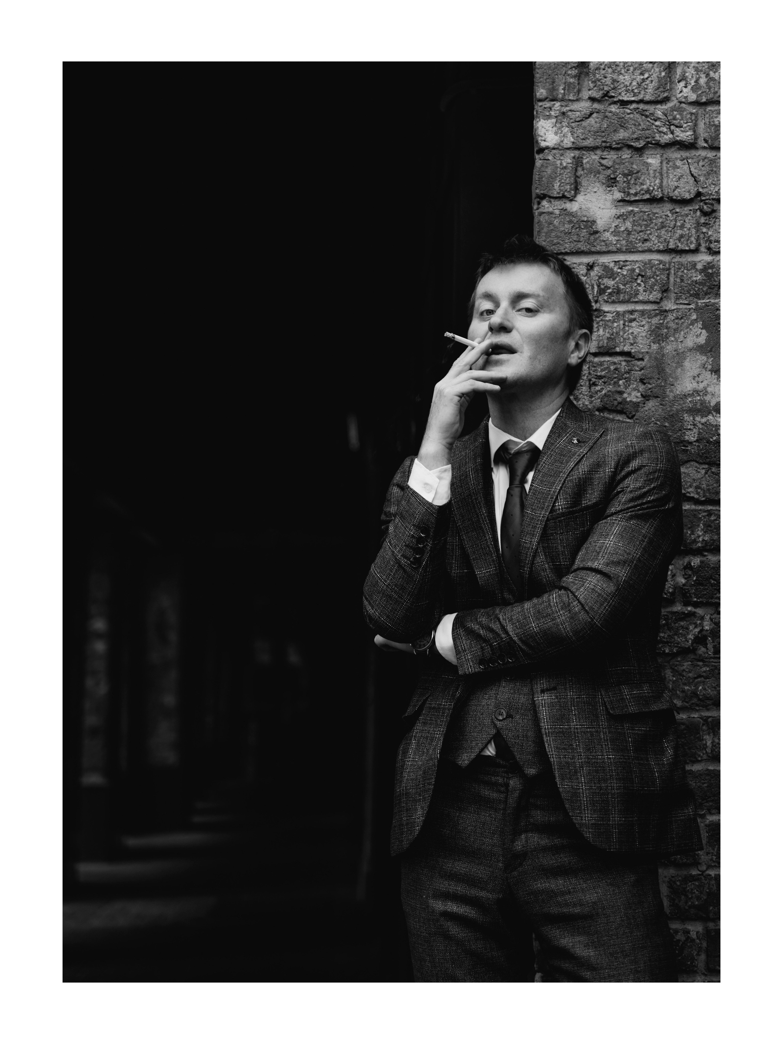 чб фото курящего мужчины