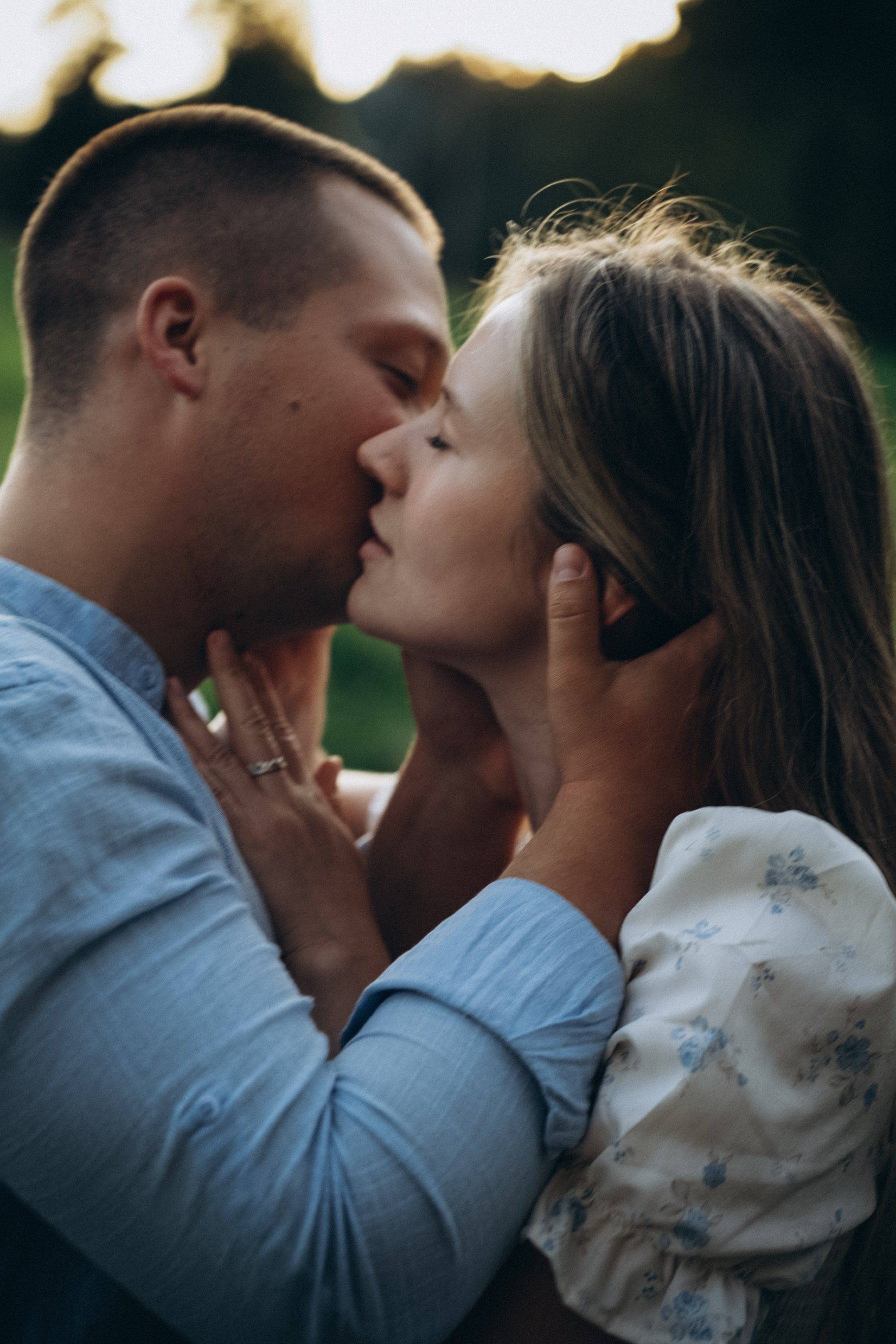 Целоваться в траве. Семейный свадебный фотограф Екатеринбург Первоуральск Шарнина Алёна