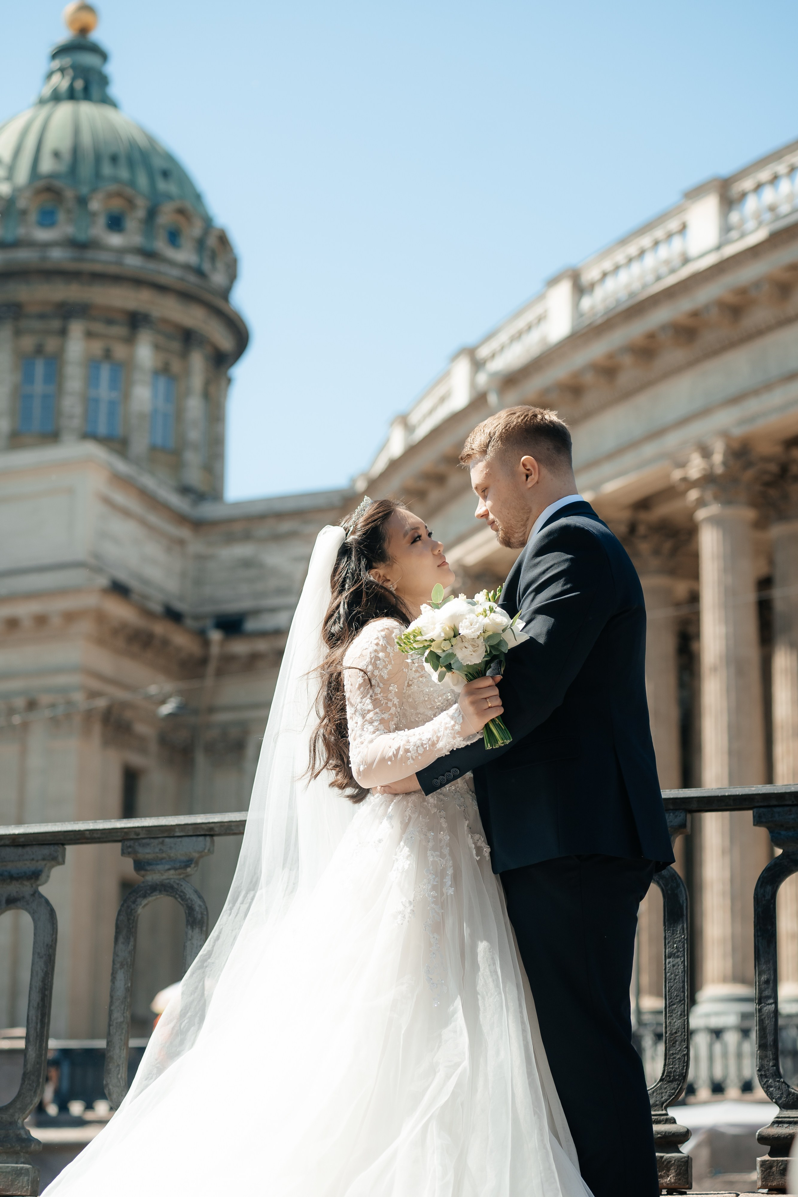Красивые места для свадебной фотосессии летом в Санкт-Петербурге. Свадебный фотограф Александр Невский в Санкт-Петербурге