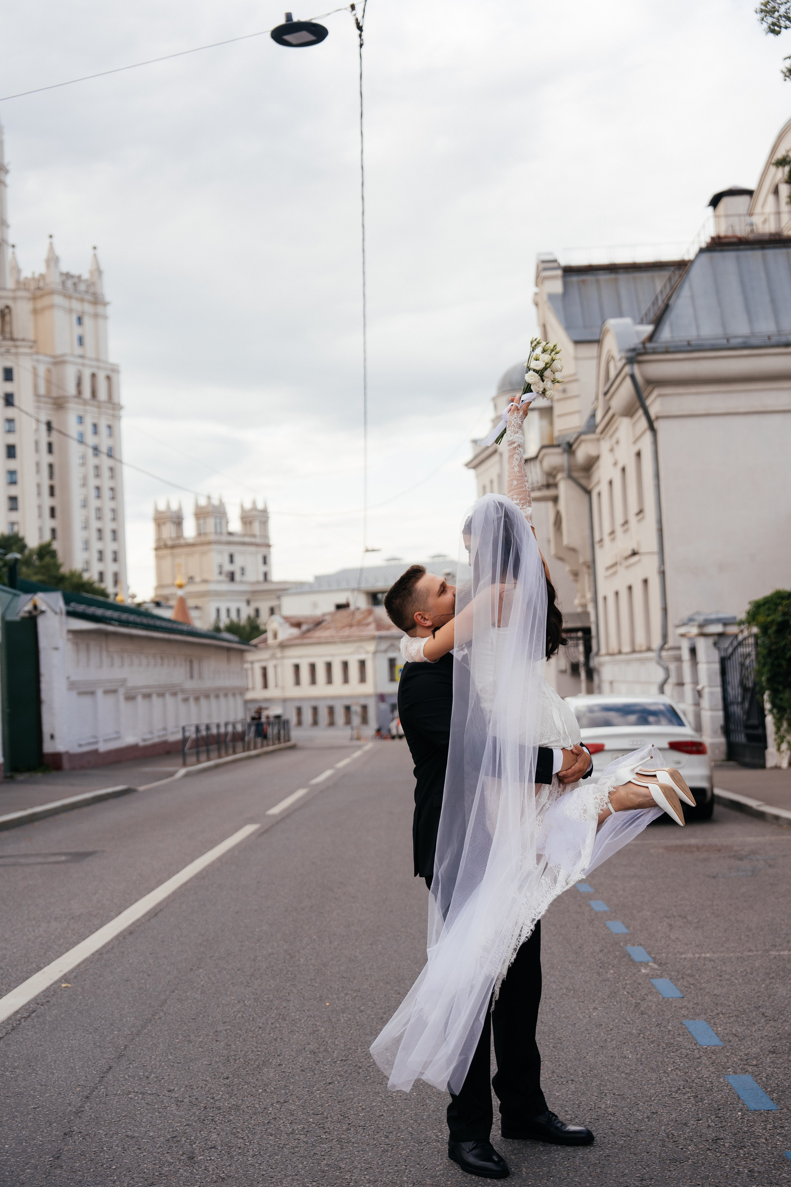 Свадебная фотосессия в Москве у высотки на Котельнической набережной. Свадебный фотограф в Москве Анна Полушина
