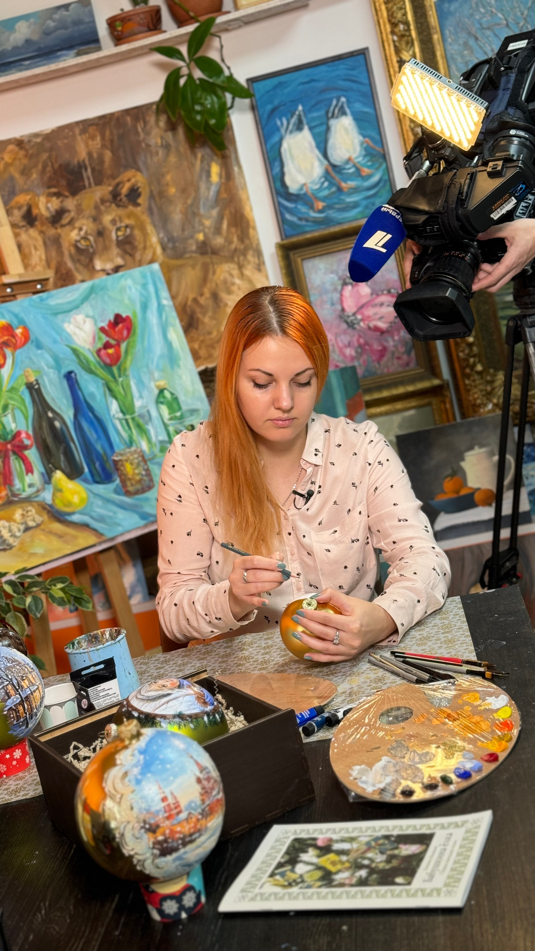 ArtSHARm- наше портфолио по ёлочным шарам с ручной росписью. Художественная ручная роспись елочных шаров, корпоративные подарки и восковые аромасвечи