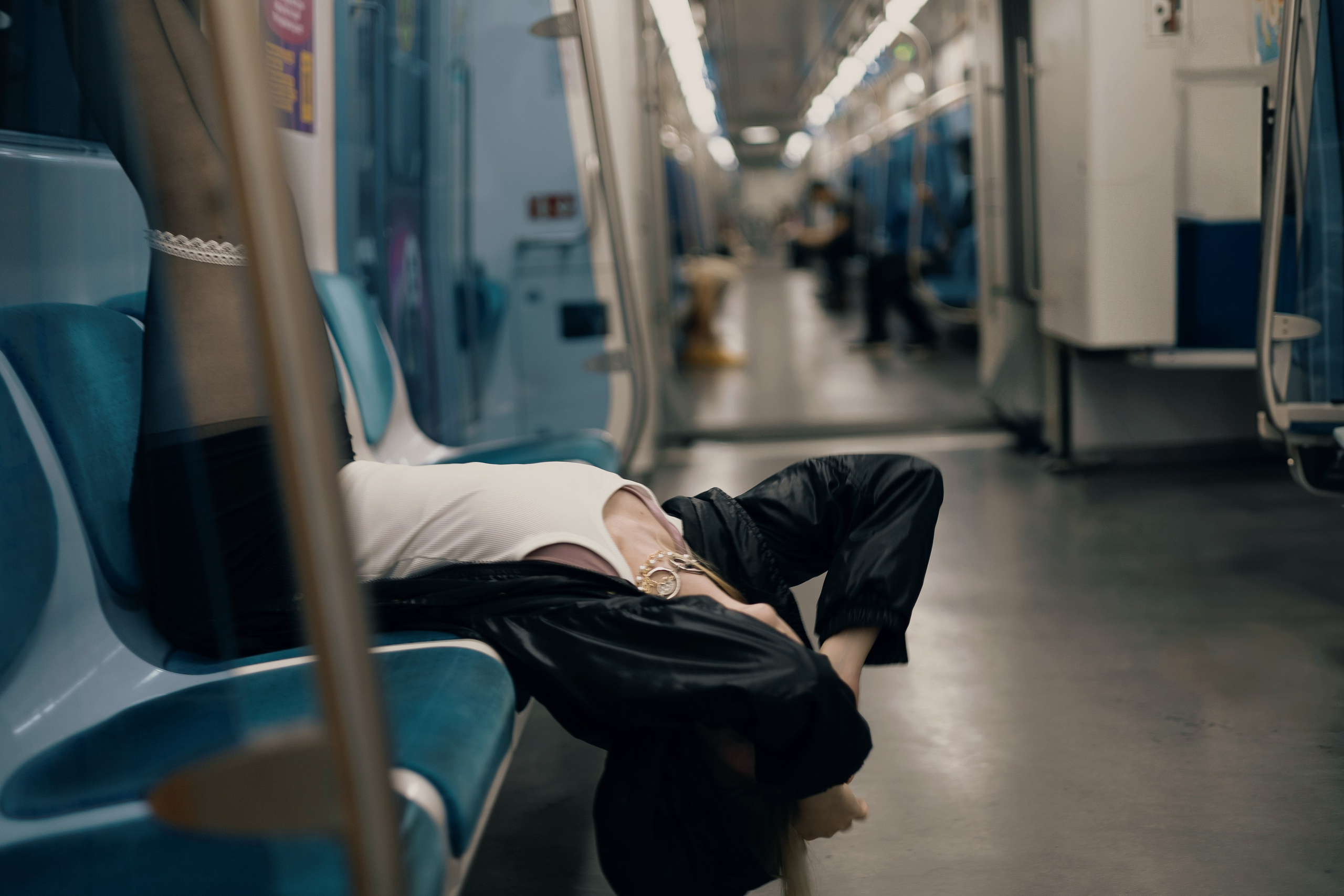 Девушка лежит на сиденьях вагона, фотосессия в минималистичном стиле