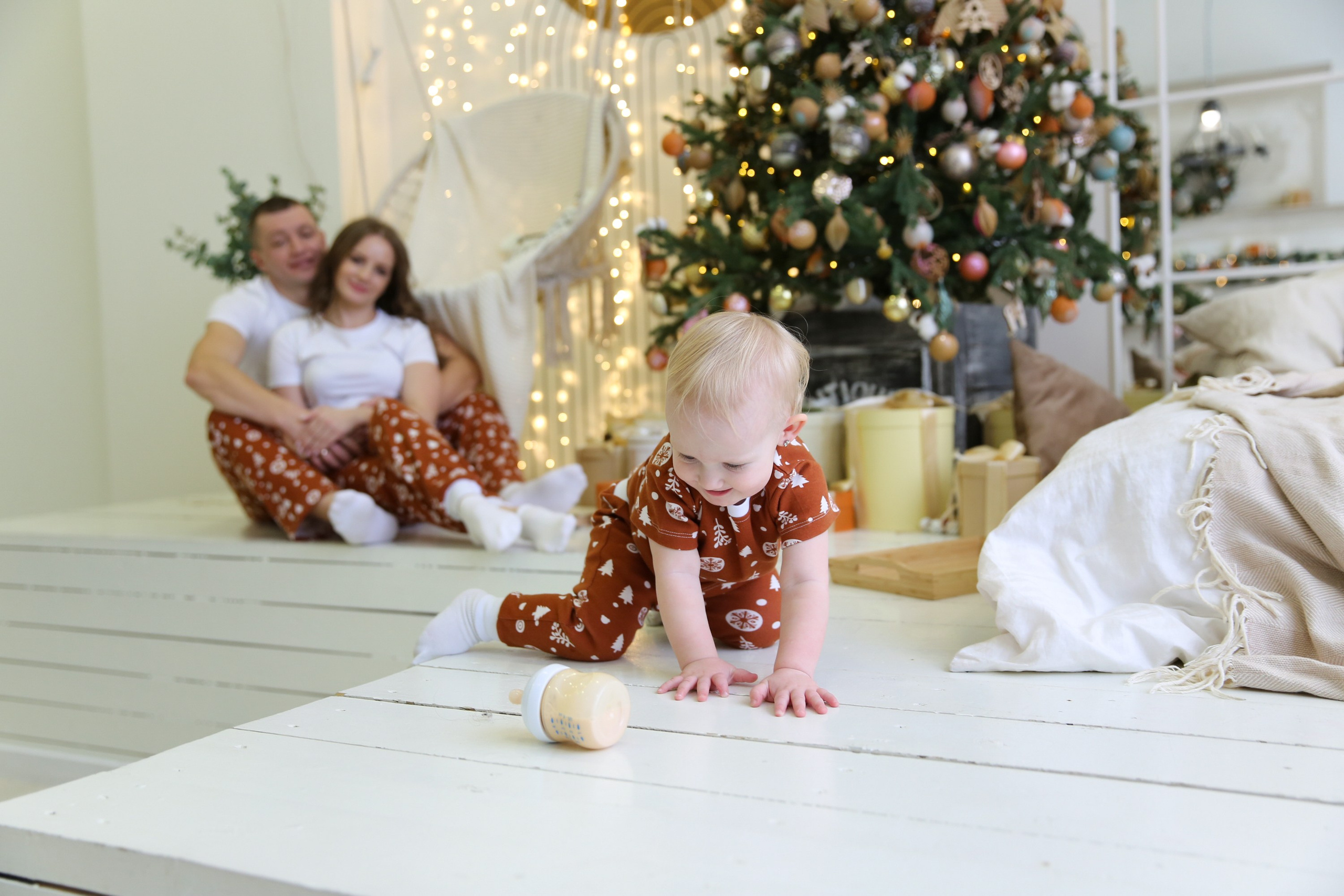 Новогодняя семейная фотосессия в студии с елкой. Свадебный и портретный фотограф в Санкт-Петербурге Надежда Чечулина