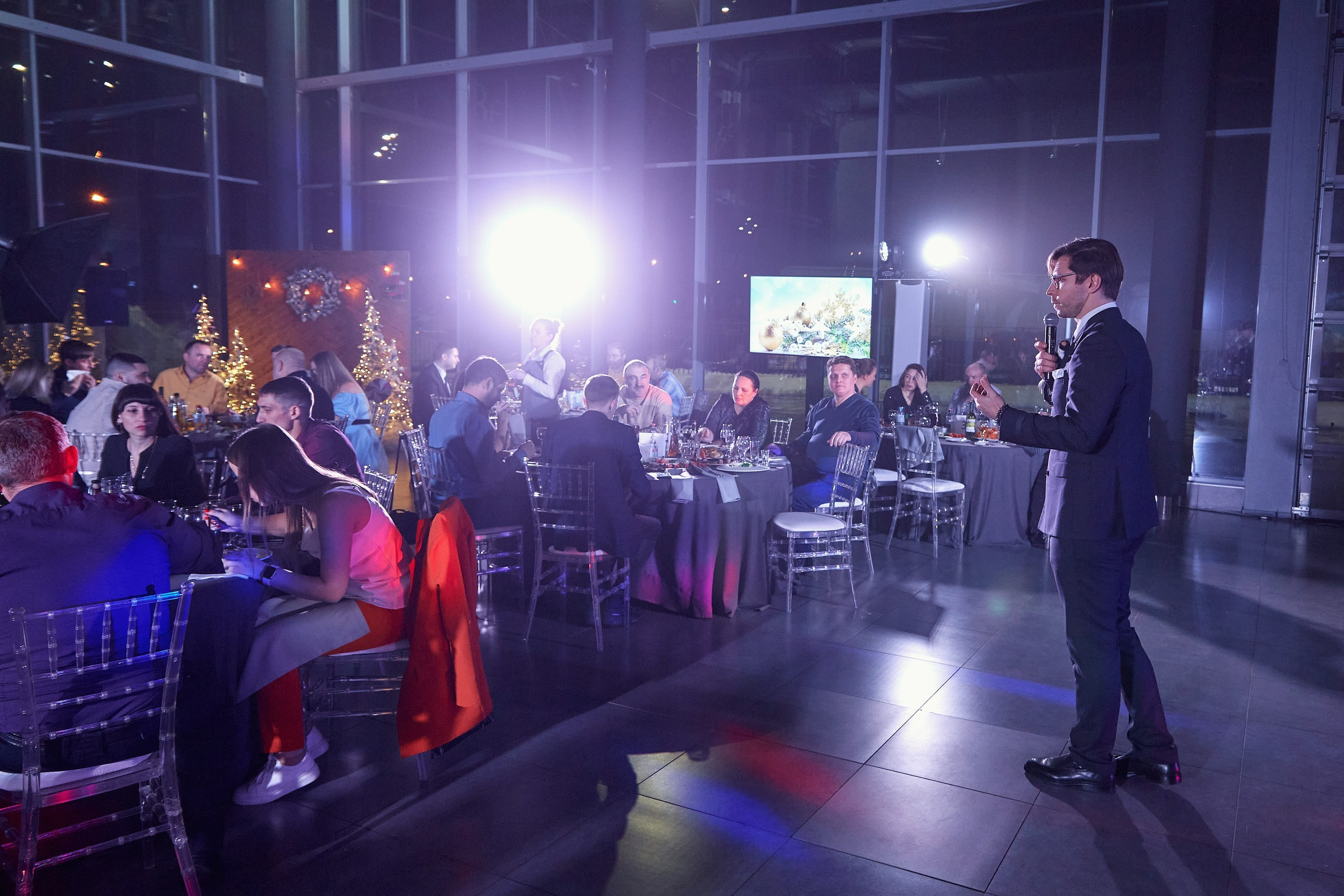 Транс-Инвест / Новогодний корпоратив на территории автосалона. Антон Артюшин, портретный фотограф. Москва