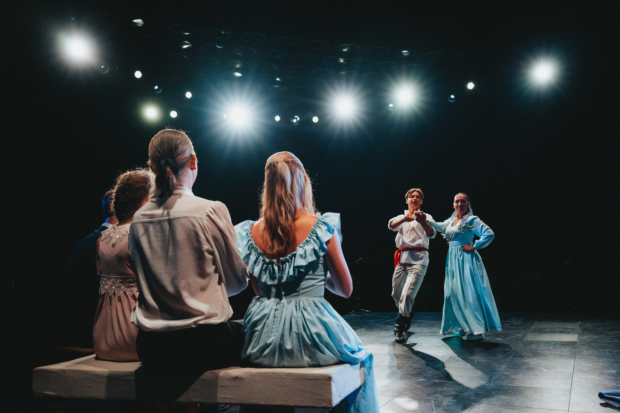 Фотосъемка театральной постановки в Ростове-на-Дону - вид со сцены на игру актеров