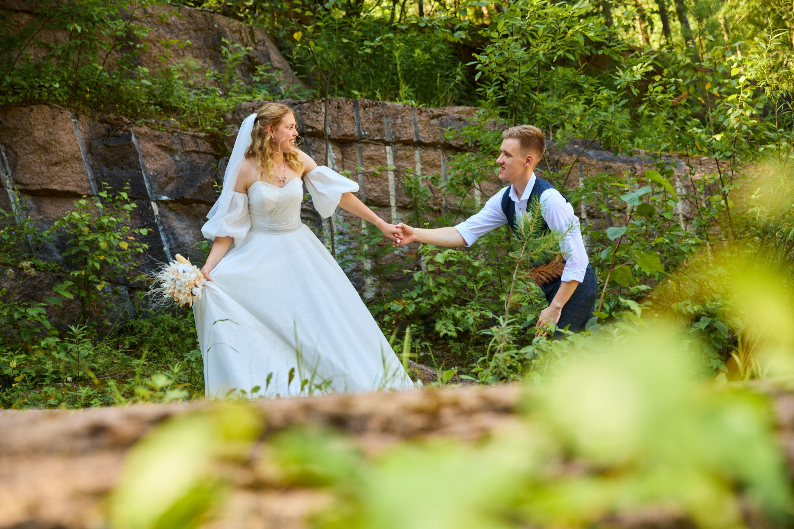 Невеста тянет жениха за руку