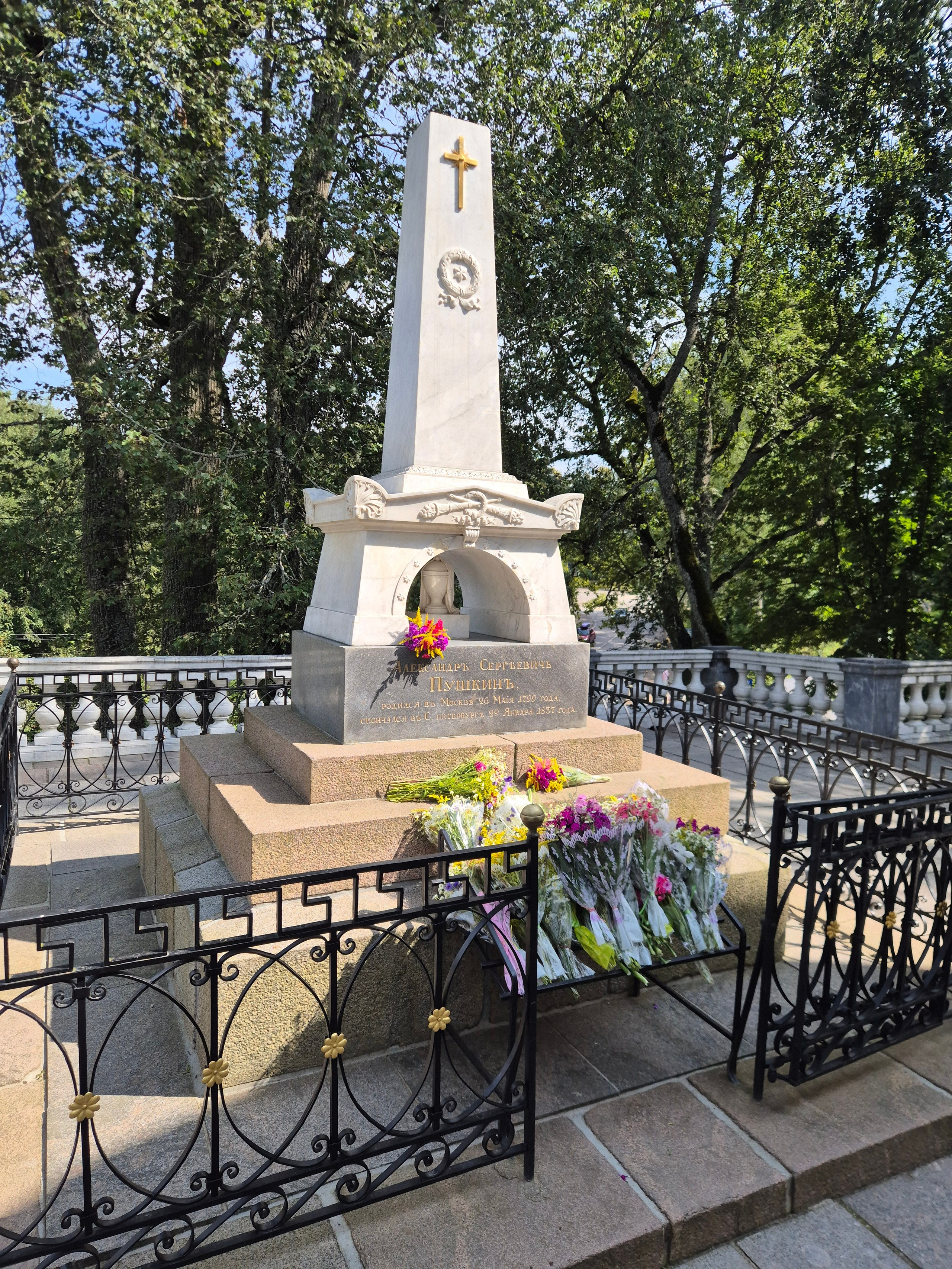 Это был фамильный храм Пушкиных, здесь и похоронен А.С.Пушкин