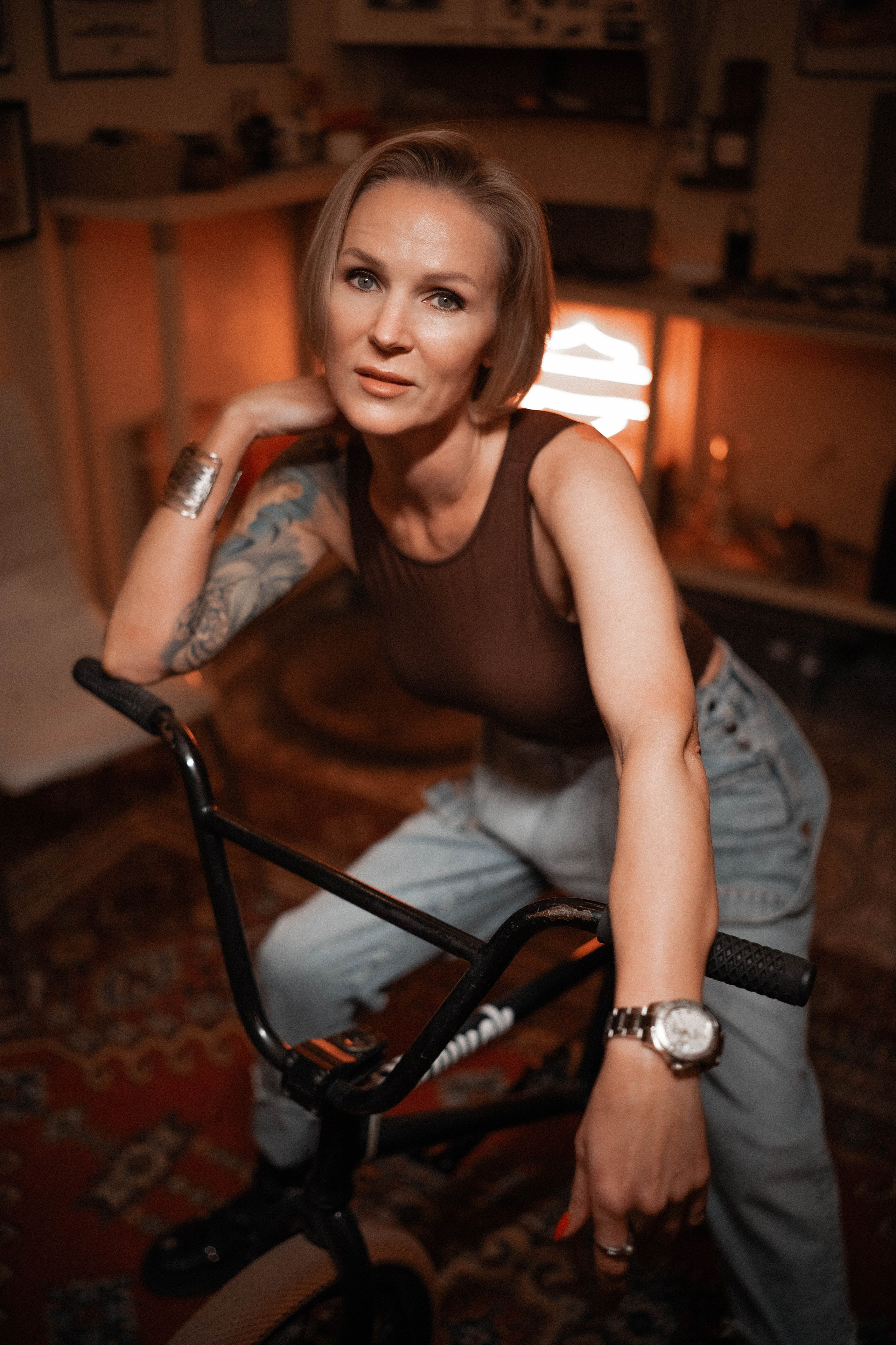 портрет девушки в гараже