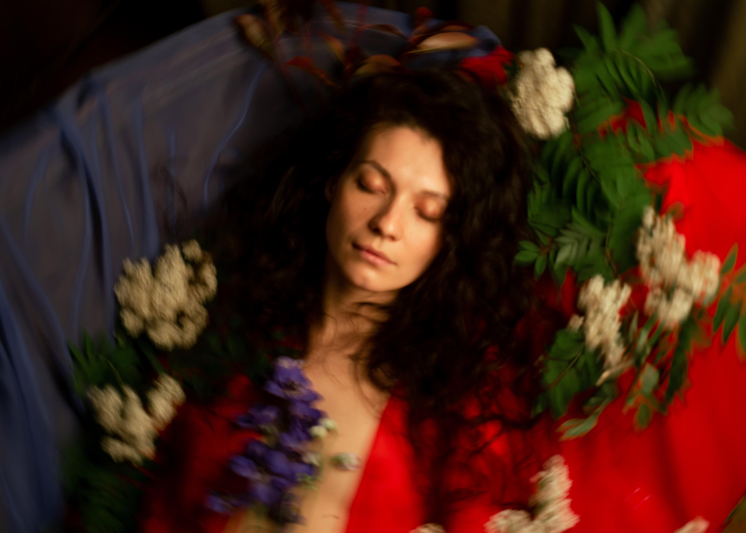 В цветах (18+). Фотограф в Москве Лера Юдина