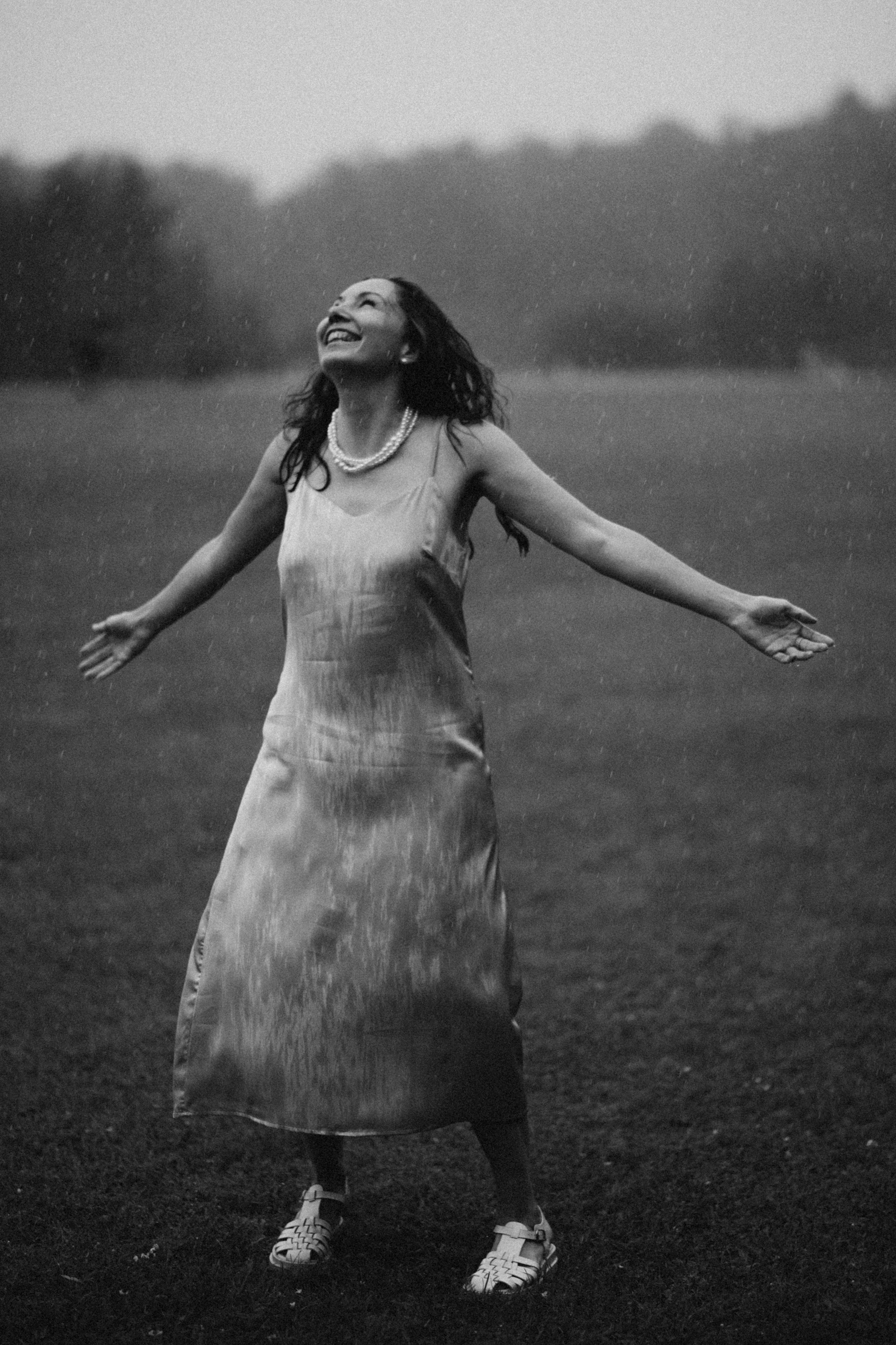 Чёрно-белая фотосессия в дождь