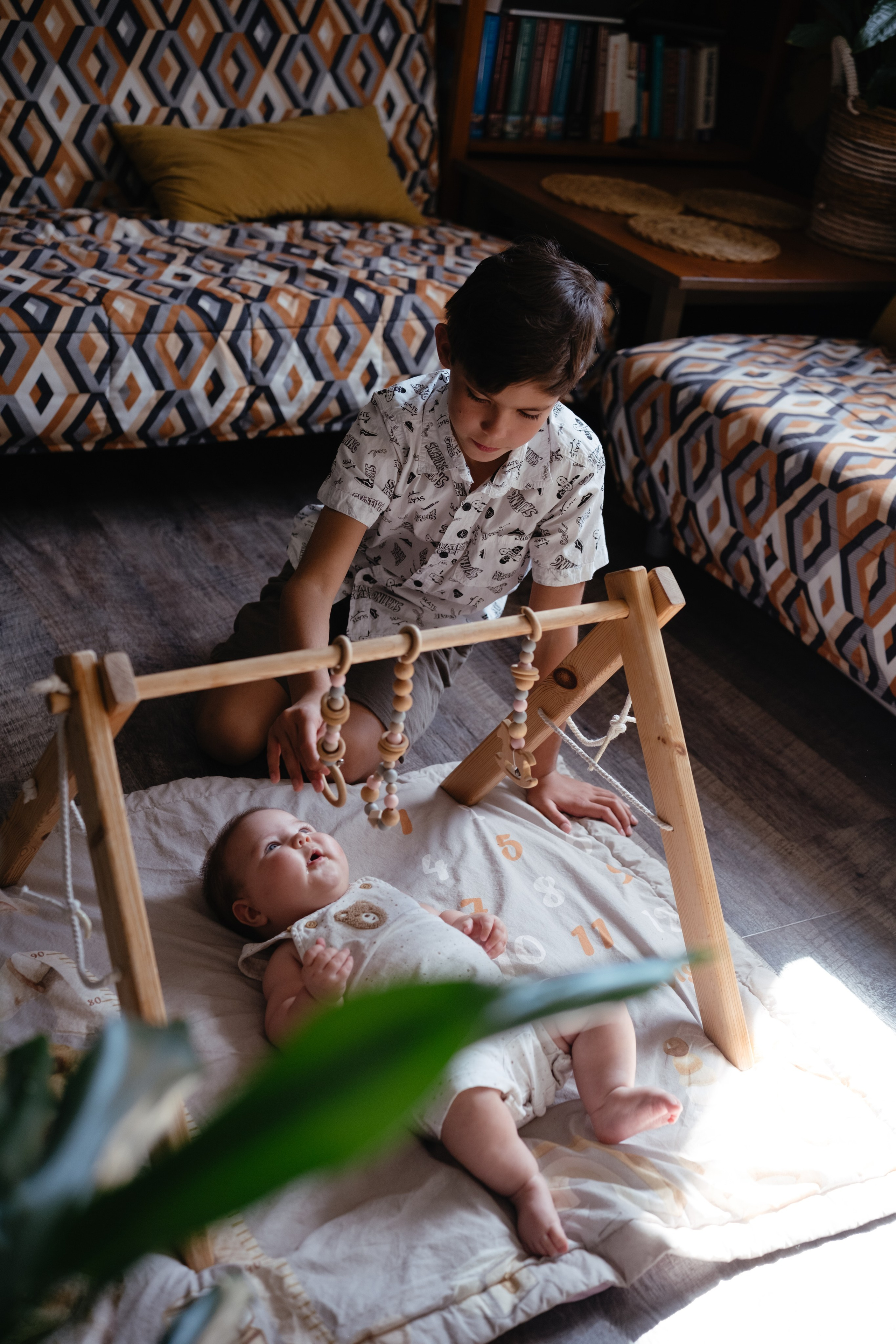 Алиса дома с мамой, братом и котом. Семейный детский ньюборн фотограф в Москве Марта Петрова