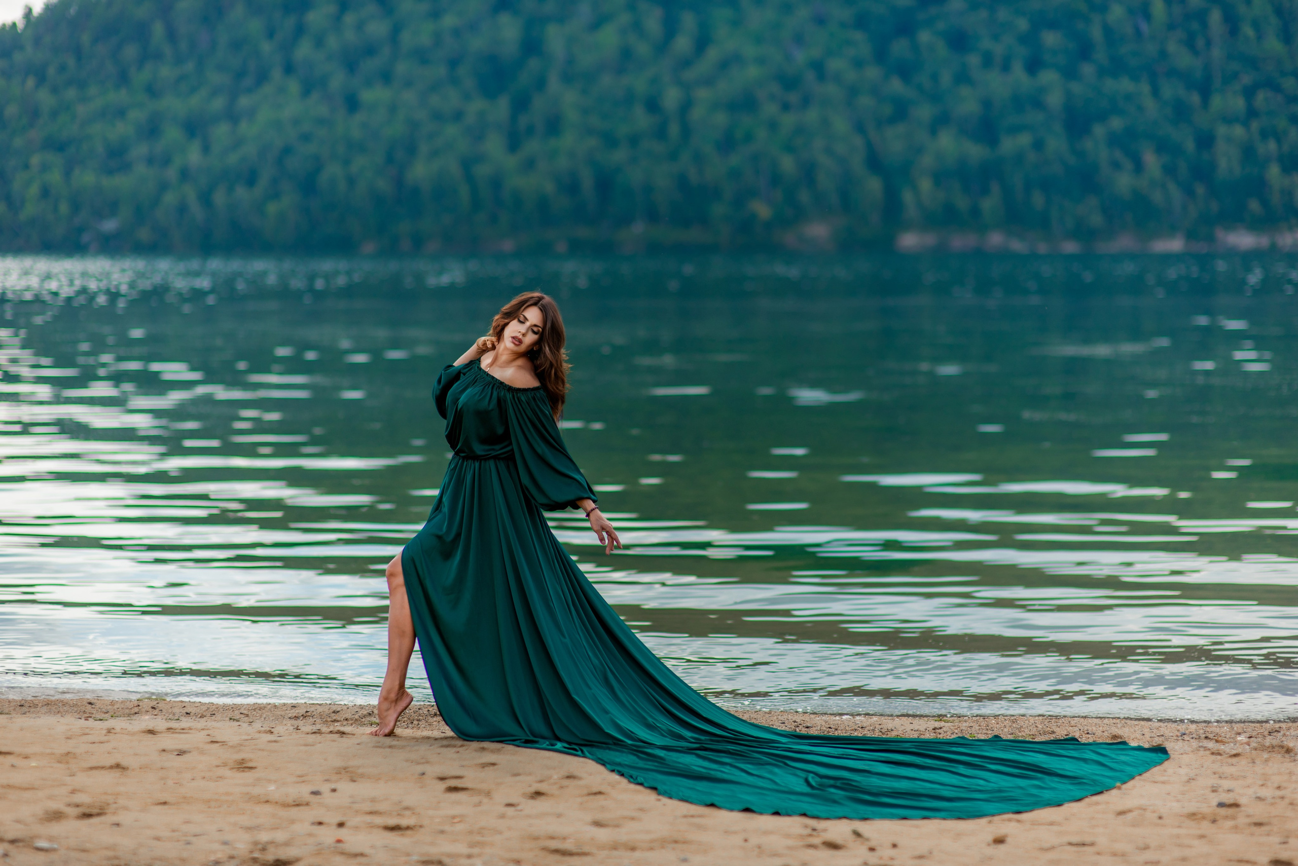 Платье летящее темно-зеленое со шлейфом для фотосессии в Иркутске на Байкале