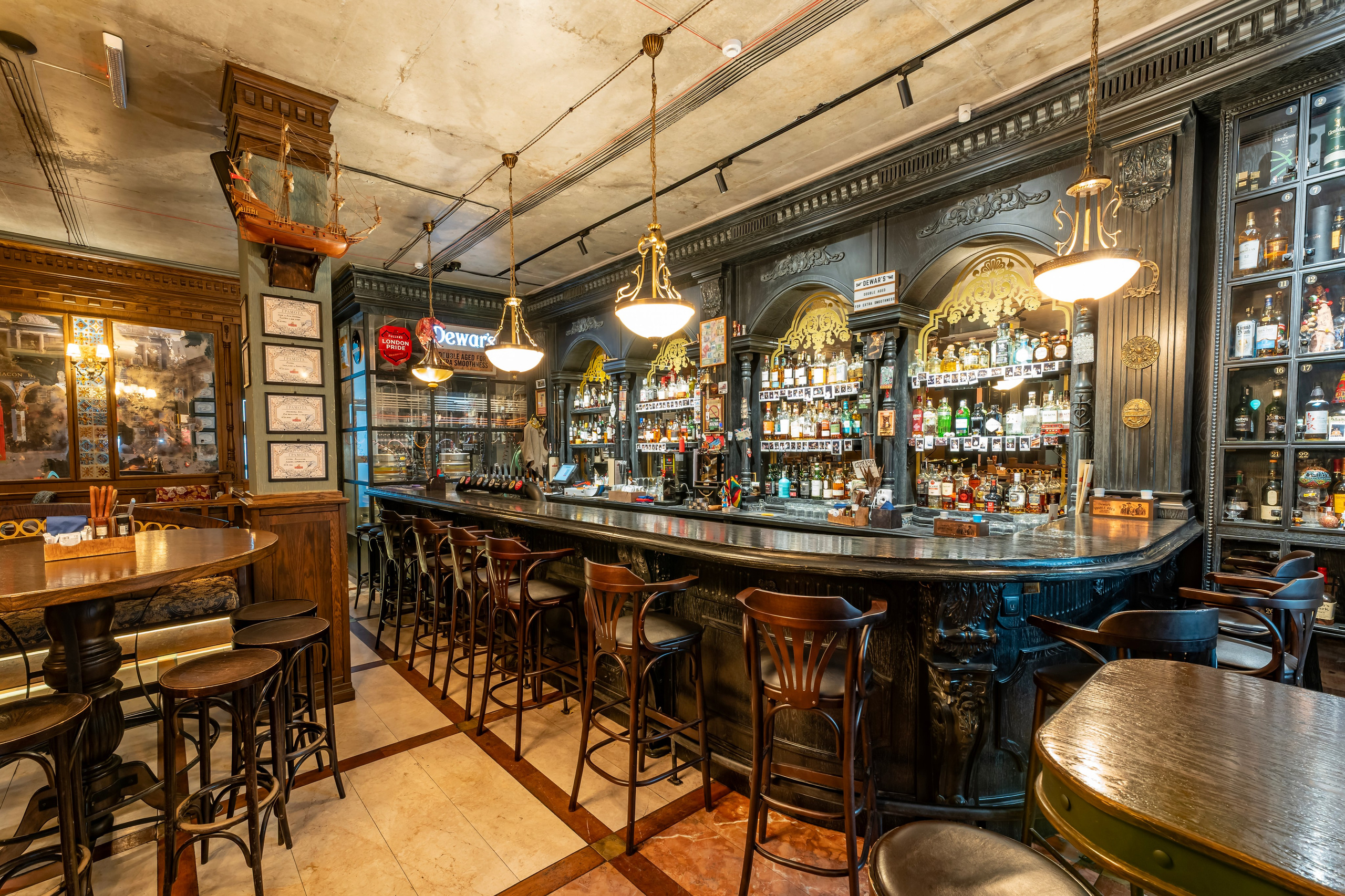 Алматы, Fuller's Pheasant Feather — первый паб сети Fuller's в Алматы, апрель 2025. Интерьерный фотограф Алматы