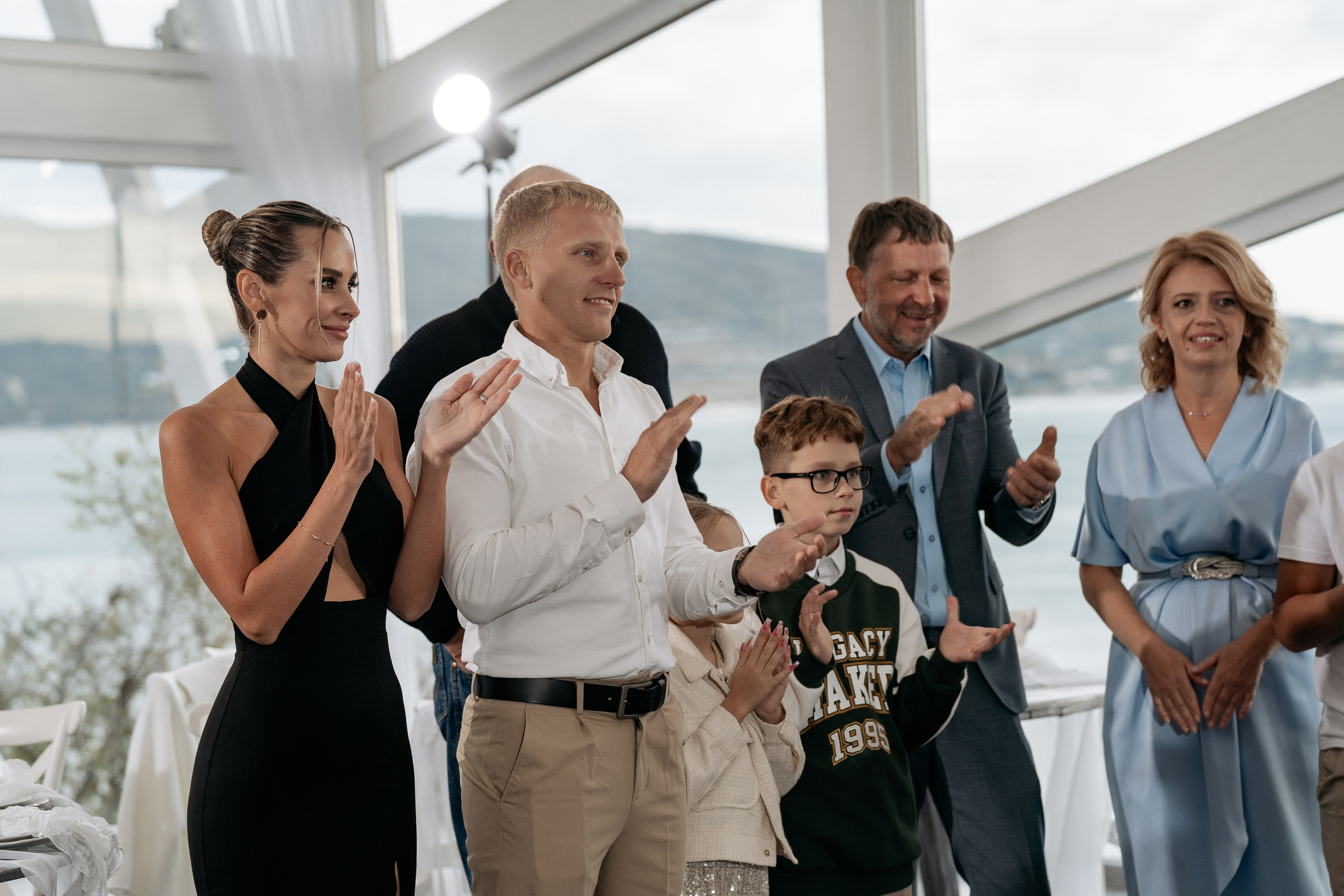 Поздравление гостей на фоне морского пейзажа - свадебная фотосессия от фотографа Геленджик.