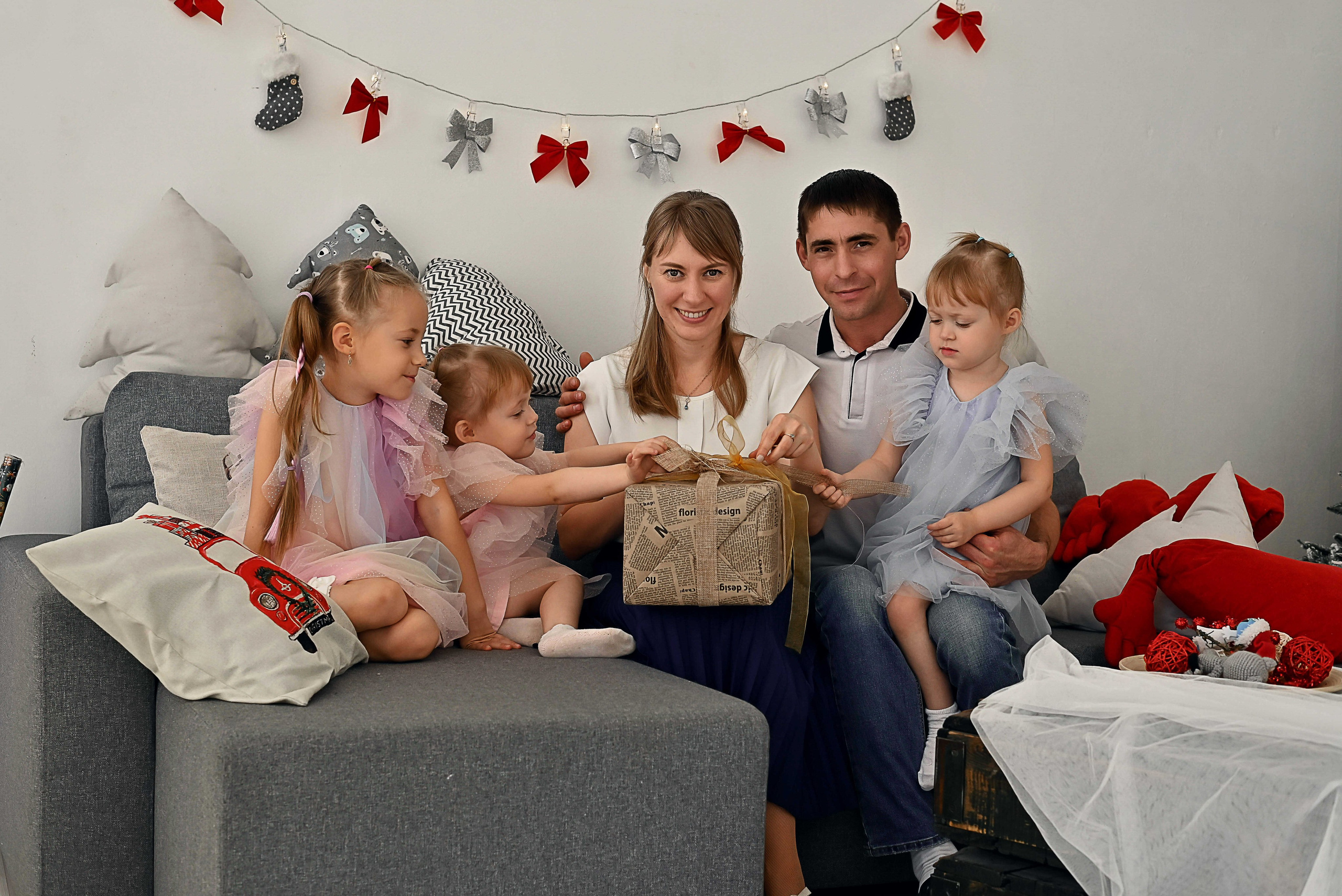 Александр, Юлия, Тася, близнецы Ульяна и Анечка. Фотографы крещения/венчания  Красноярск Татьяна и Вячеслав Переваловы