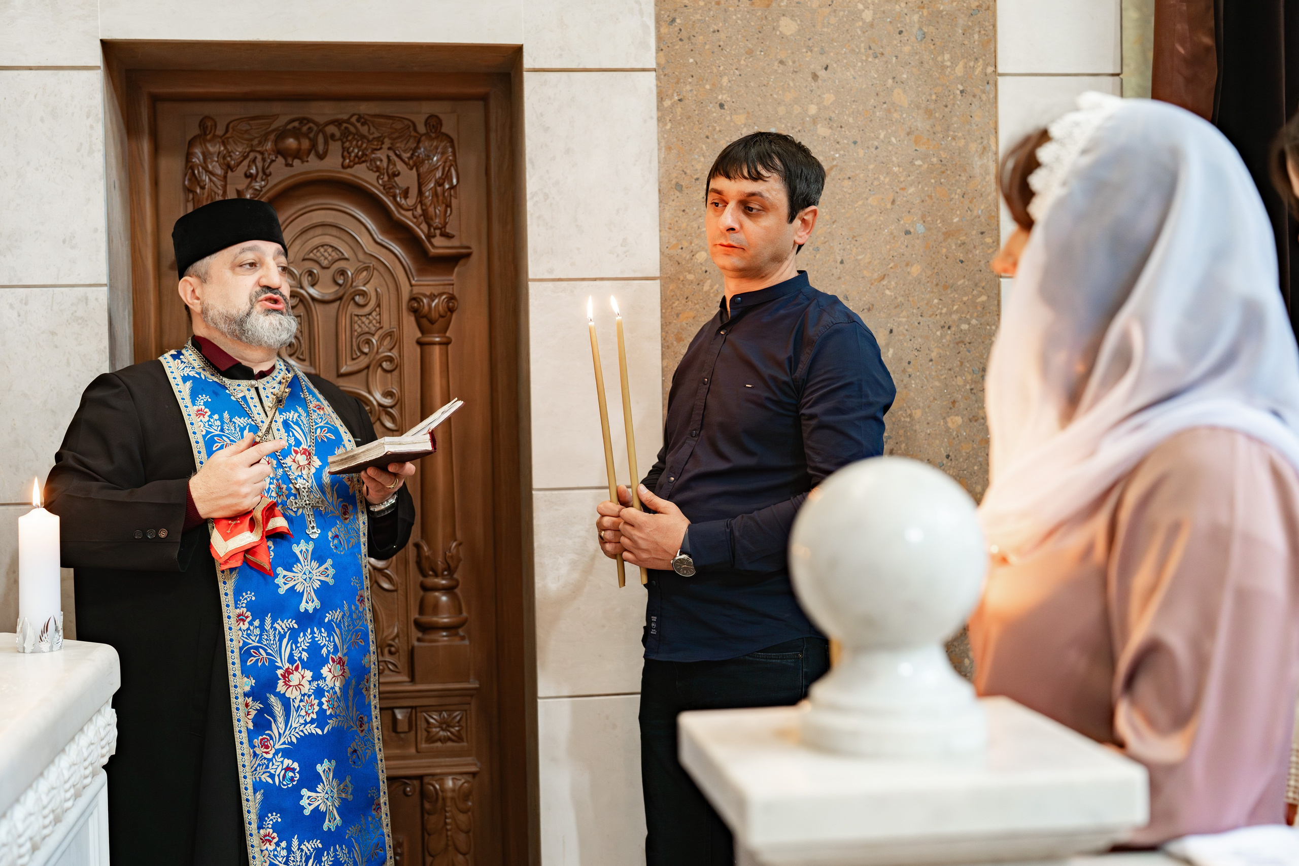 Крещение  ребёнка в храме. Фотограф видеограф Геннадий Янбаев в Сочи, Краснодаре