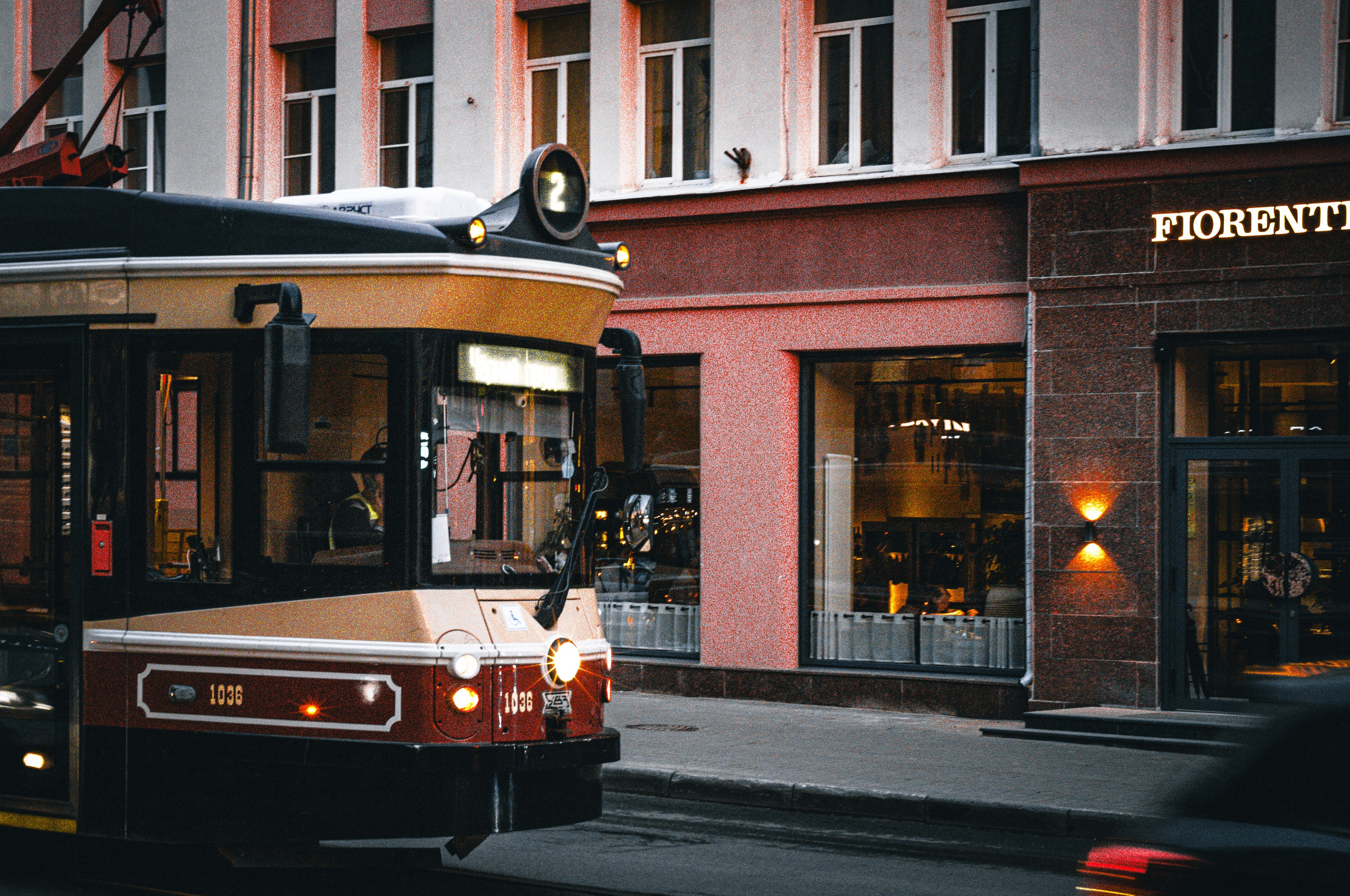 Трамвай, проезжающий у ресторана Fiorentino в Нижнем Новгороде