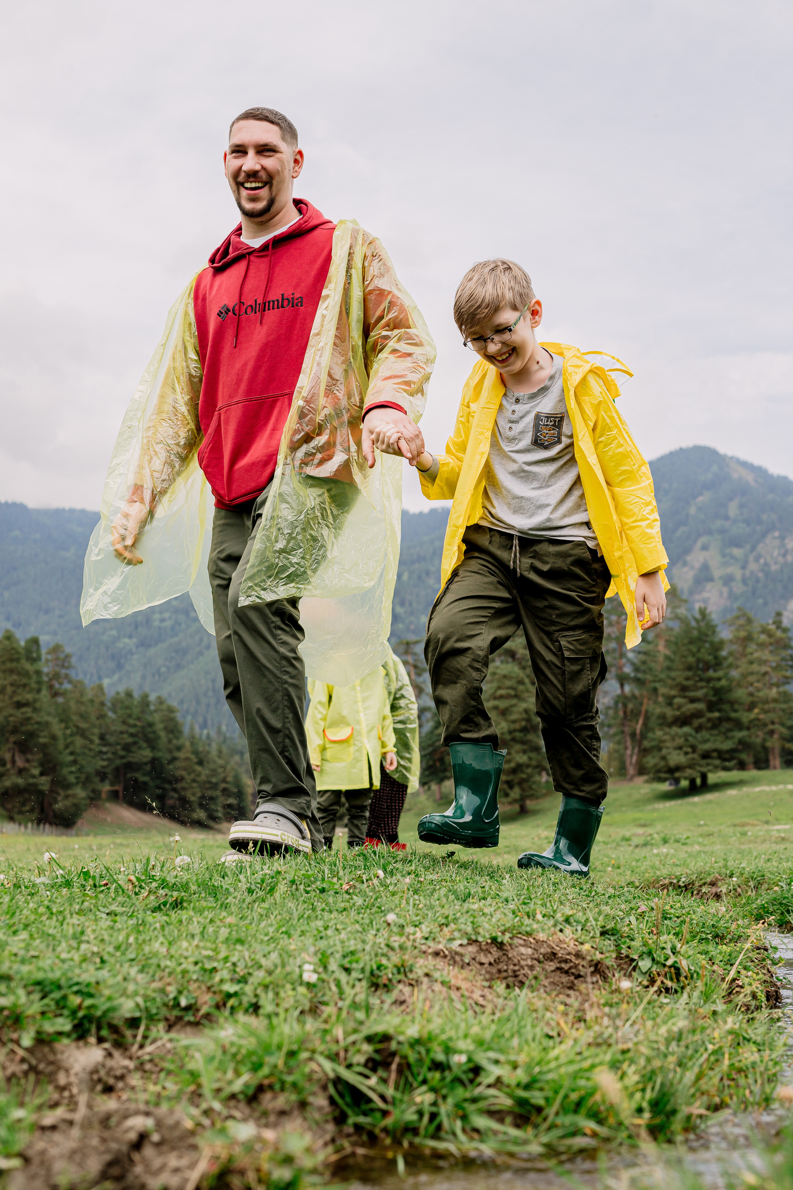 Архыз, горы, лес, семейная съемка в горах, Выездная съемка, фотограф на выезд, семейный фотограф в Астрахани, семейный фотограф,  семейный портрет в горах под дождем, семейный портрет в дождевиках. фотосессия в дождевиках