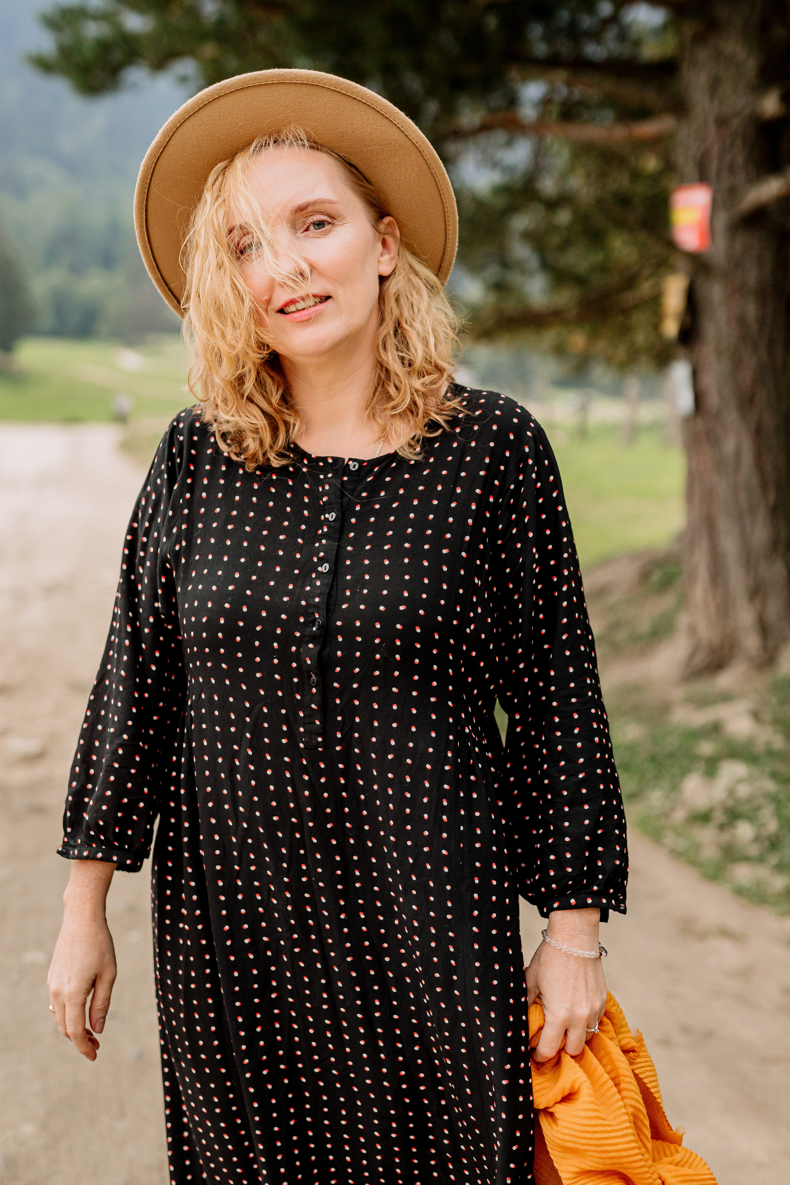 Архыз, горы, лес, семейная съемка в горах, Выездная съемка, фотограф на выезд, семейный фотограф в Астрахани, семейный фотограф, портрет девушки в шляпе с полями и черном платье.