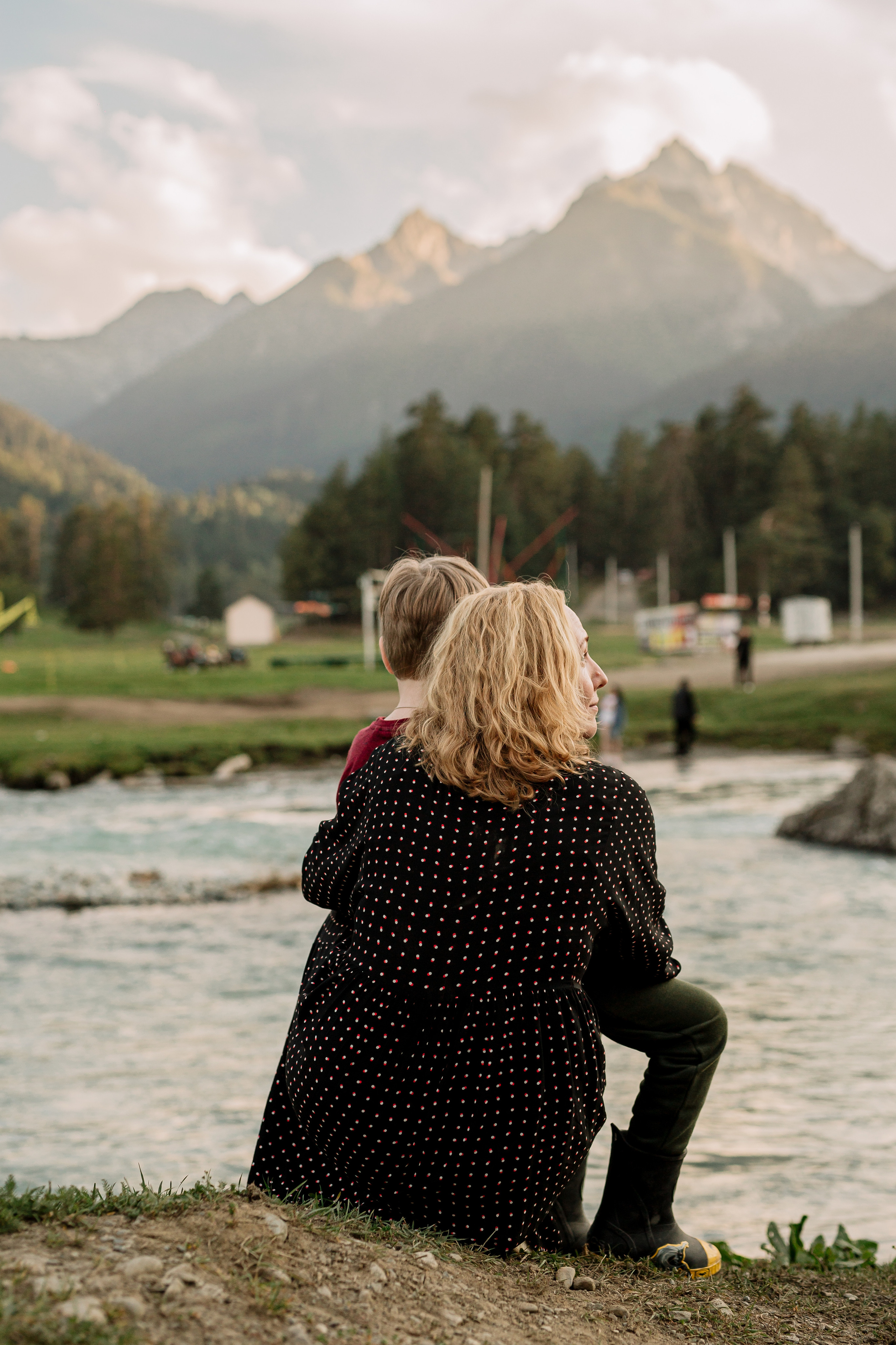 Архыз, горы, лес, семейная съемка в горах, Выездная съемка, фотограф на выезд, семейный фотограф в Астрахани, семейный фотограф, Мама с сыном, 