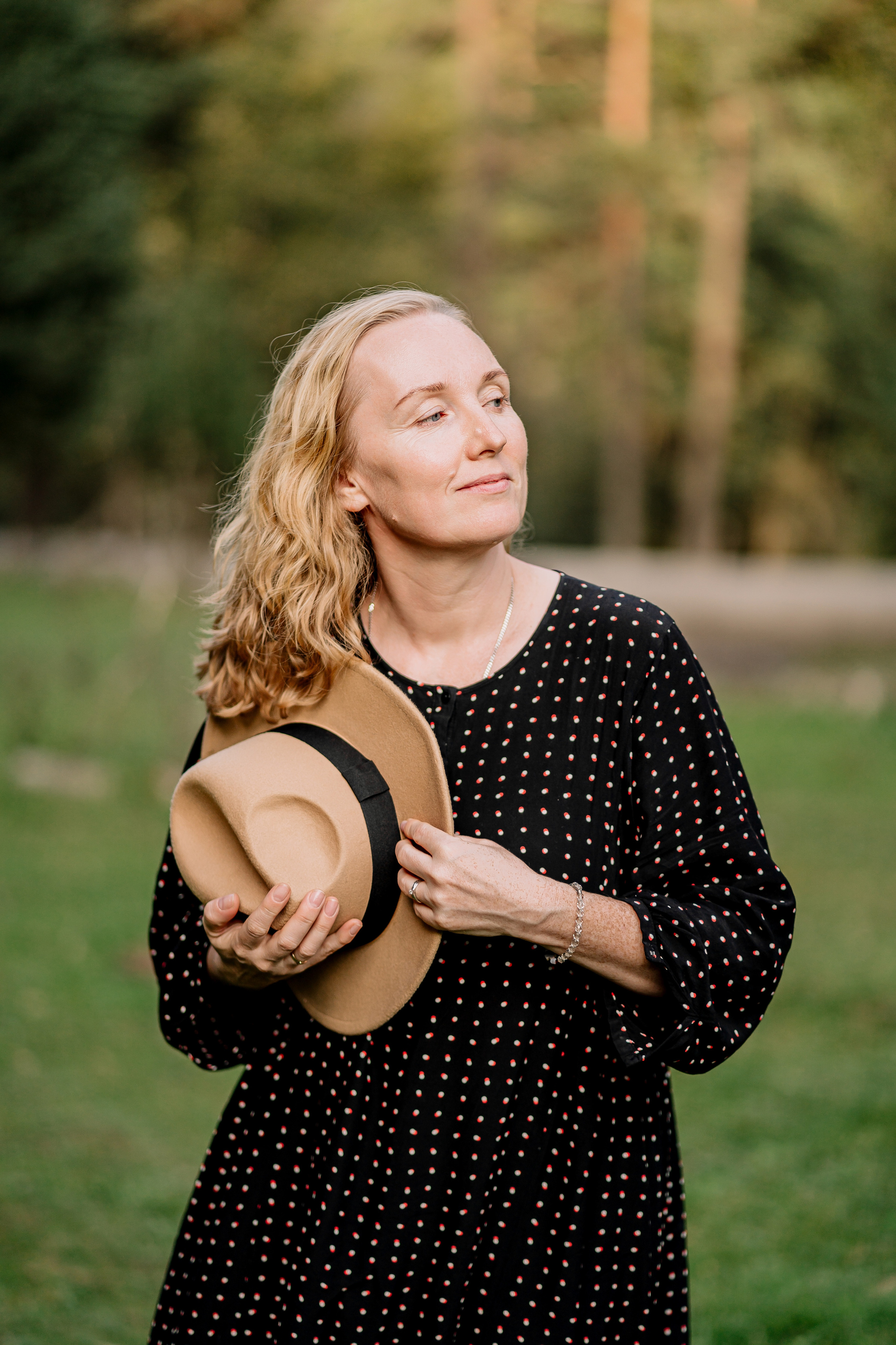 Архыз, горы, лес, семейная съемка в горах, Архыз, горы, лес, семейная съемка в горах,Выездная съемка, фотограф на выезд, семейный фотограф в Астрахани, семейный фотограф, портрет женщины с шляпой