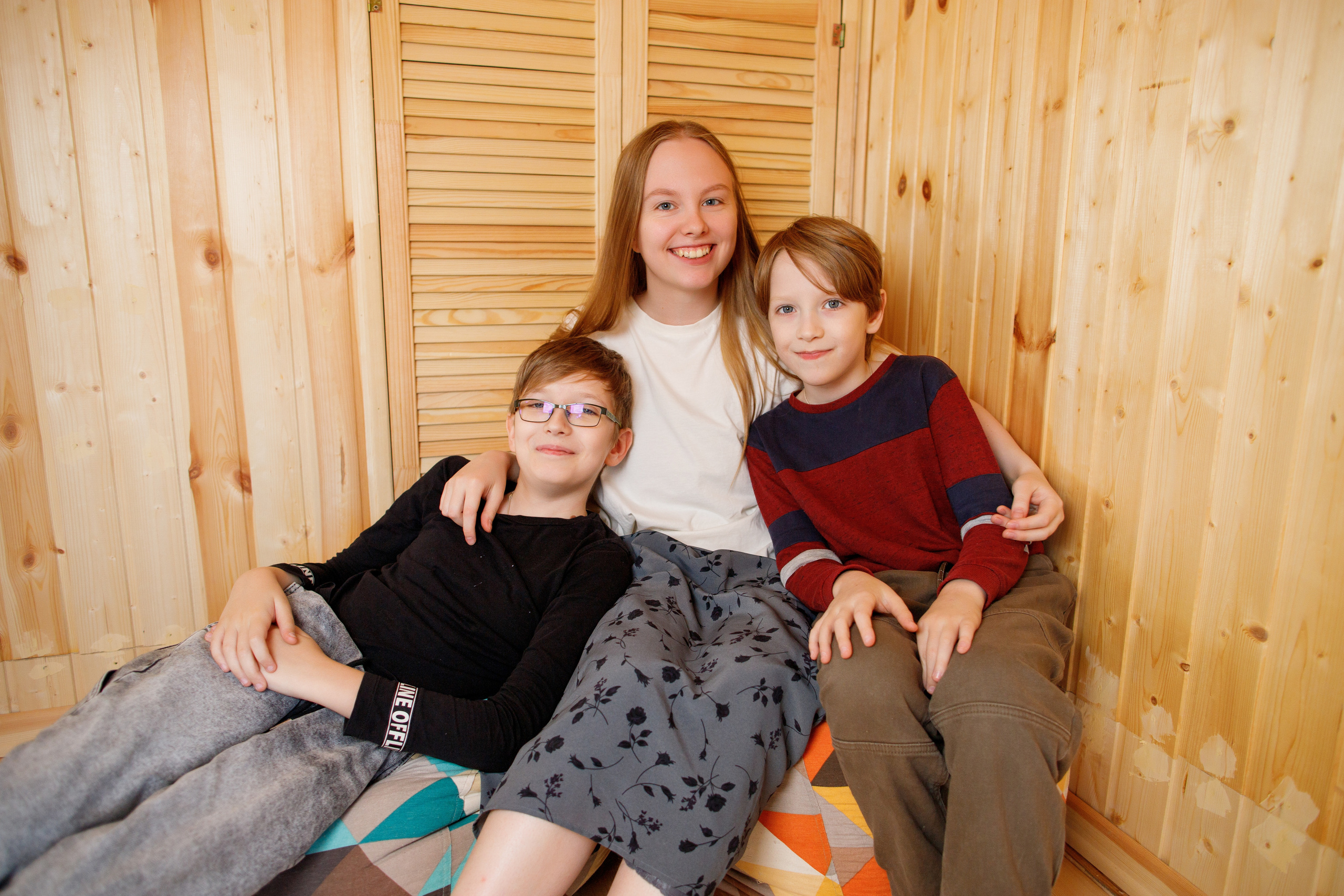 Семейный фотограф в Астрахани, семейная съемка в Астрахани, съемка дома в Астрахани, съемка в загородном доме, съемка на даче, сестра обнимает двух братьев