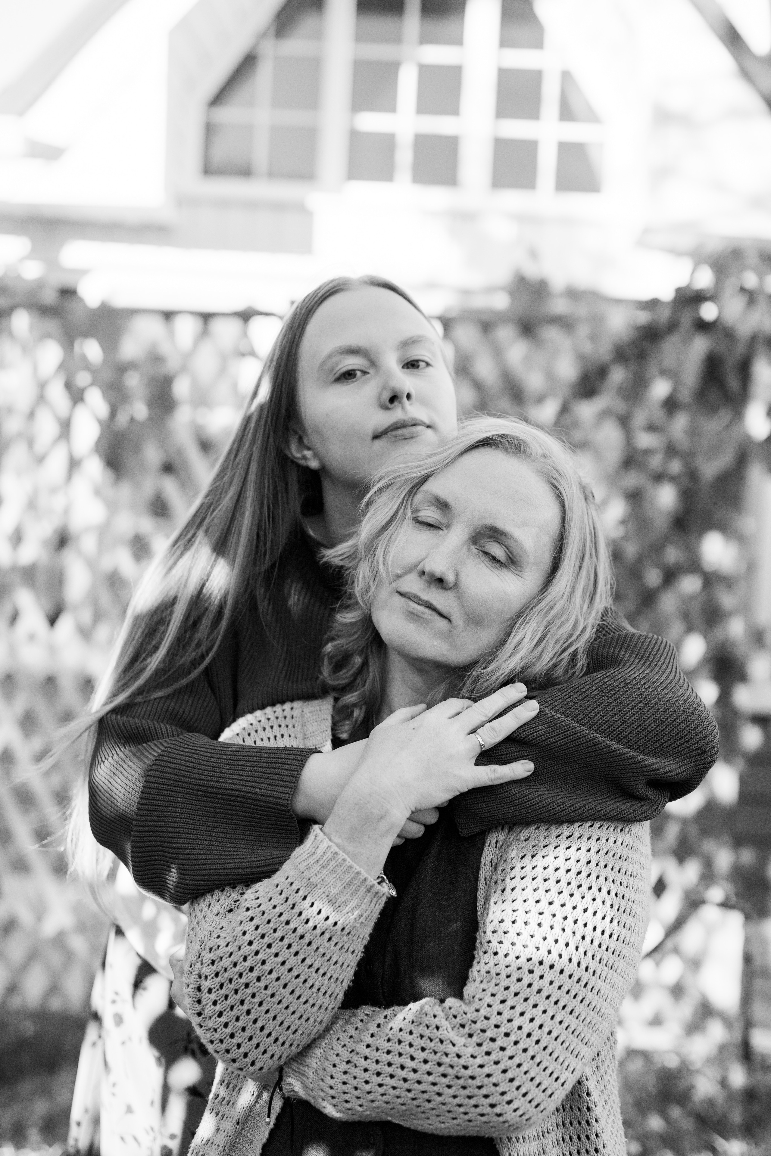Семейный фотограф в Астрахани, семейная съемка в Астрахани, съемка дома в Астрахани, съемка в загородном доме, съемка на даче, Мама с дочкой, портрет мамы с дочкой на доче