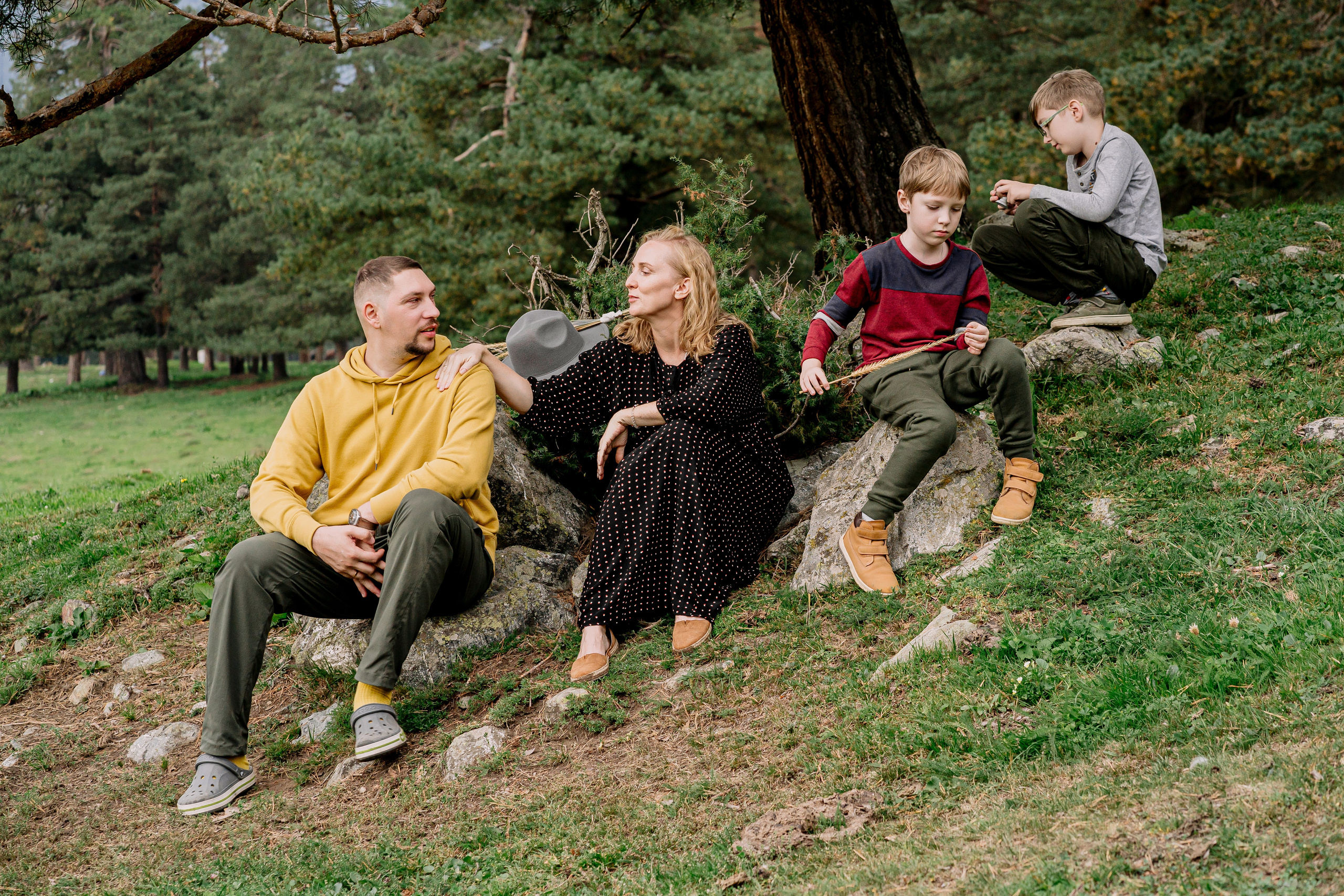 Архыз, горы, лес, семейная съемка в горах, Выездная съемка, фотограф на выезд, семейный фотограф в Астрахани, семейный фотограф,  семейный портрет в горах под деревом