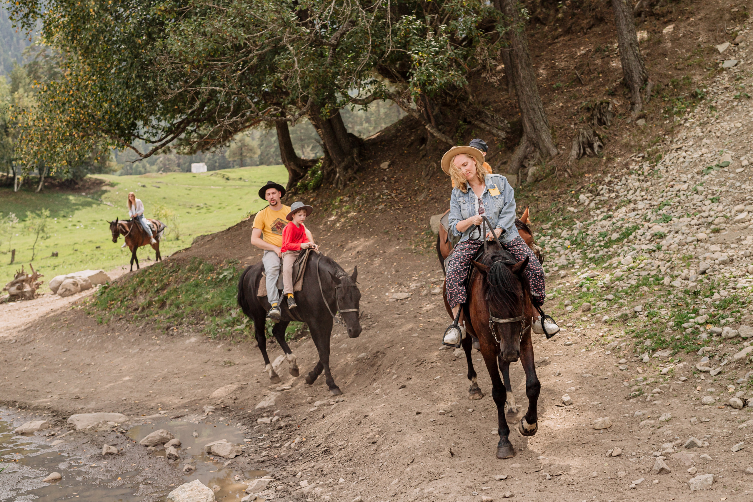 Архыз, горы, лес, семейная съемка в горах, Выездная съемка, фотограф на выезд, семейный фотограф в Астрахани, семейный фотограф, прогулка на лошадях, фотосессия с лошадями, 